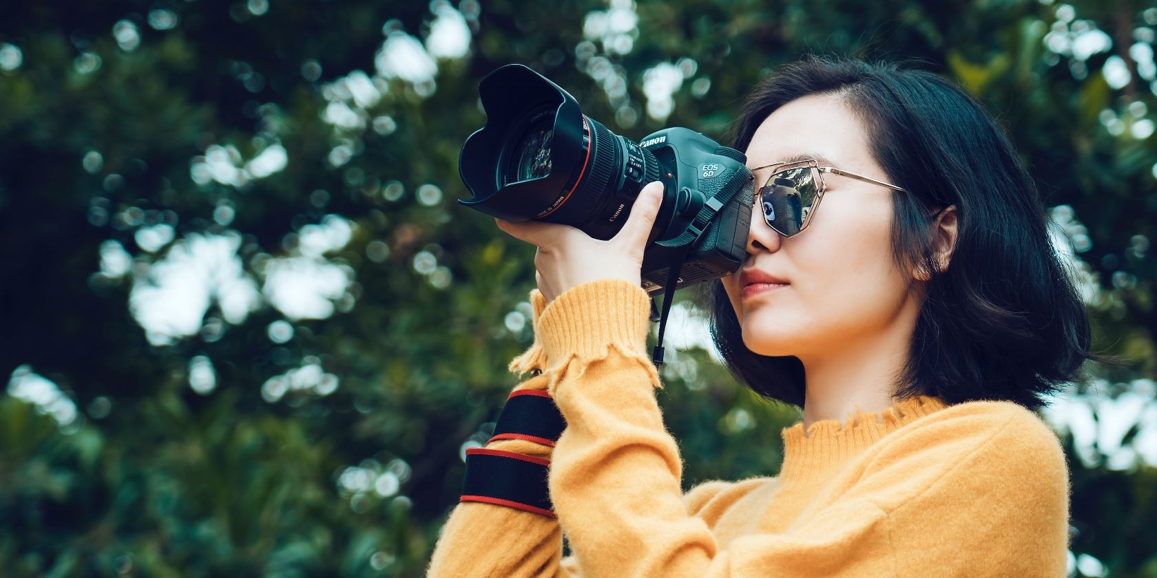 Phụ nữ chụp ảnh bằng máy ảnh