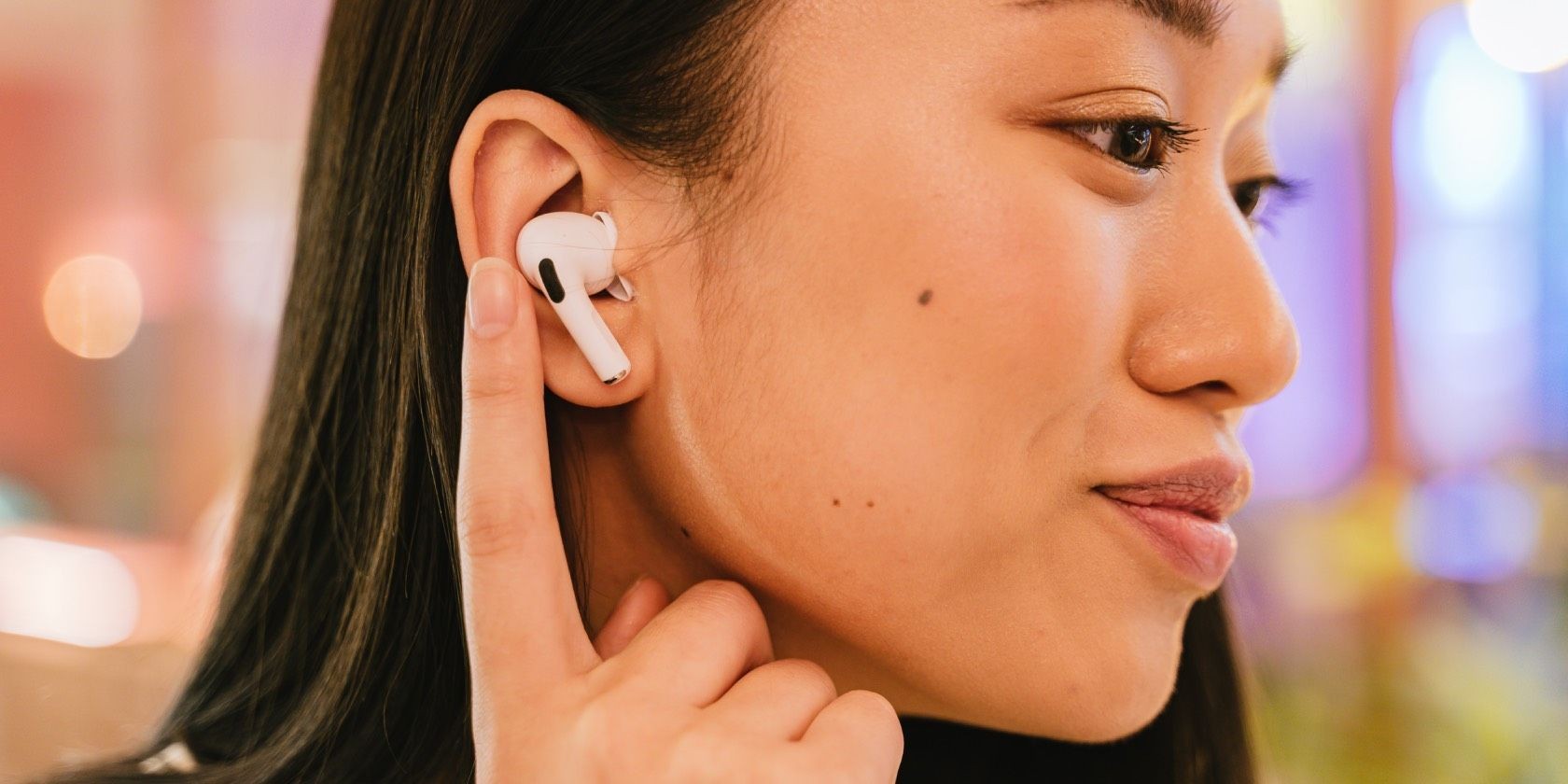 Phụ nữ đeo AirPods Pro
