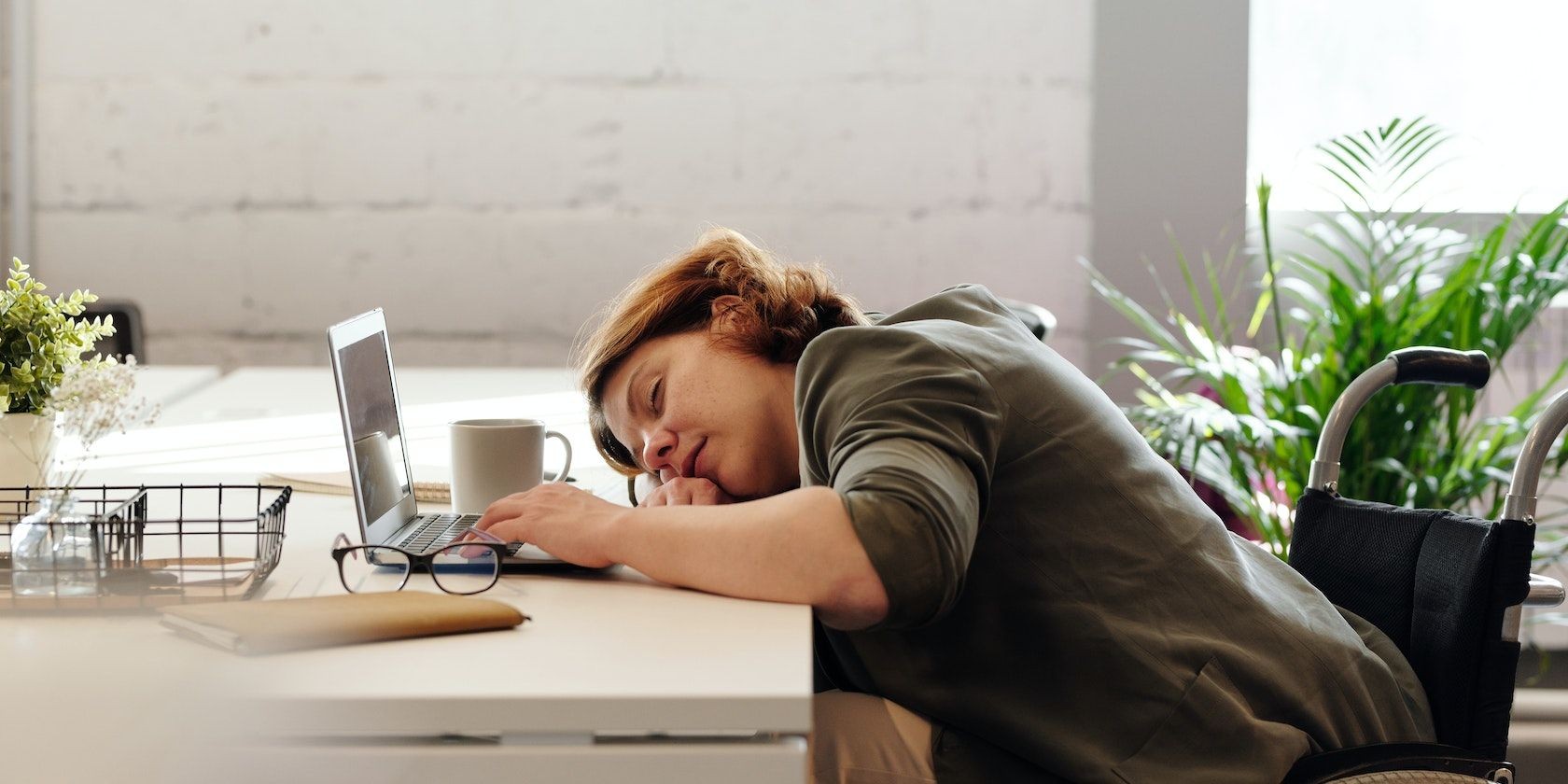 Phụ nữ ngủ trưa tại bàn làm việc