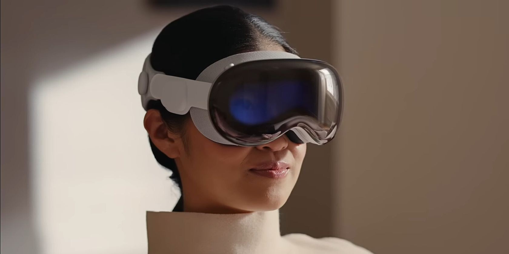 Phụ nữ sử dụng ứng dụng thực tế tăng cường trong kính Apple Vision Pro