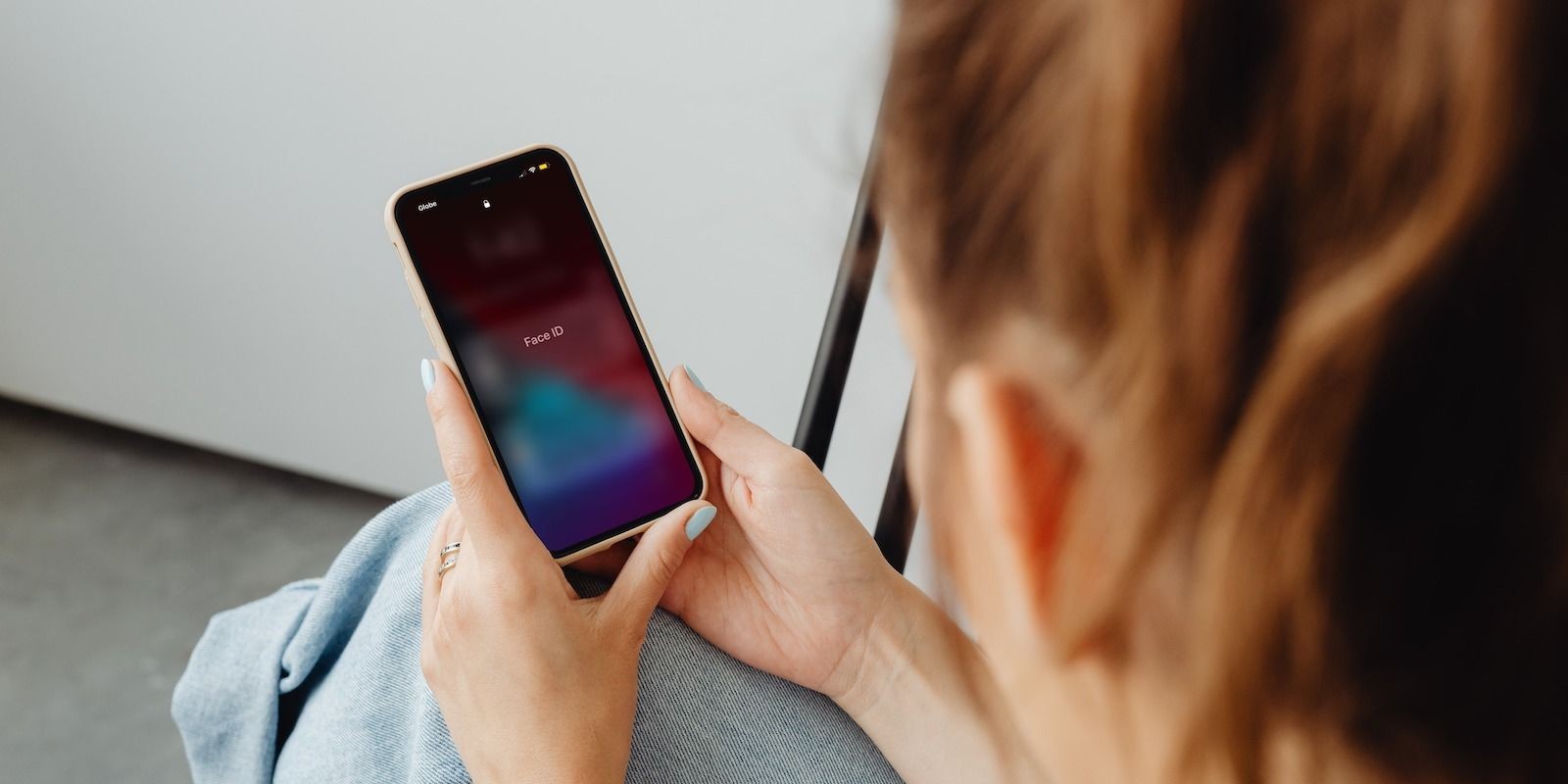 Phụ Nữ Thử Mở Khóa Face ID Của iPhone
