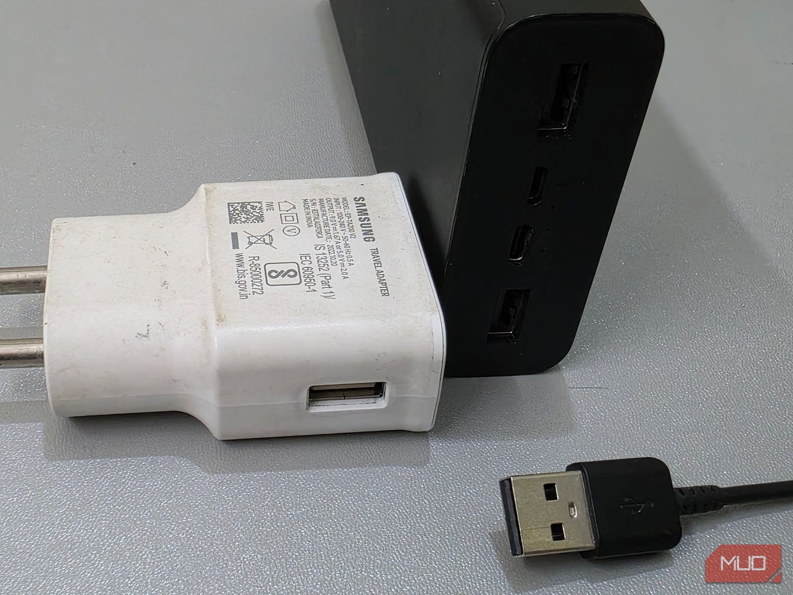 Pin dự phòng với cáp sạc và bộ chuyển đổi Samsung