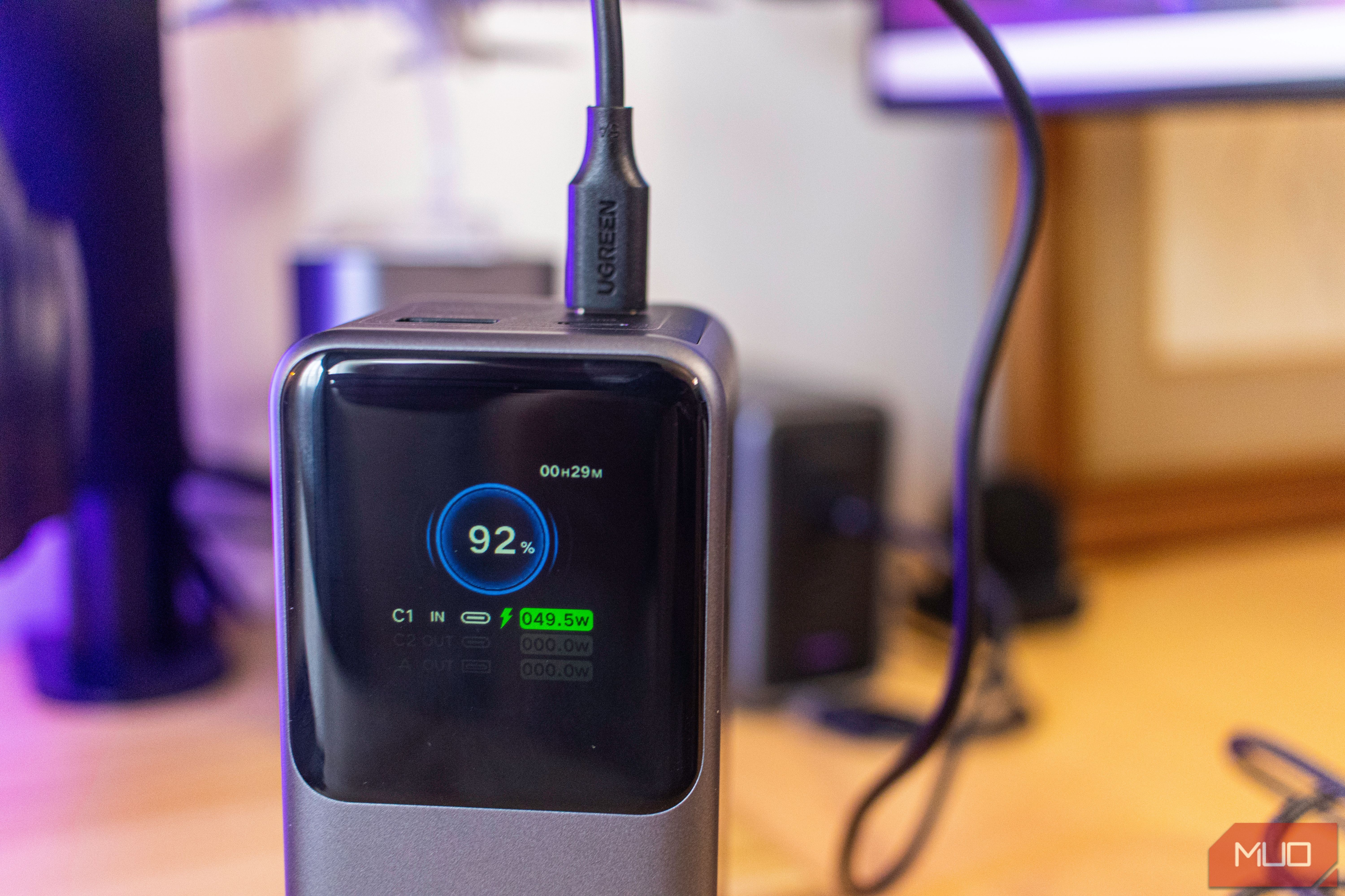 Pin sạc dự phòng Ugreen Nexode 20,000 mAh hiển thị thời gian sử dụng
