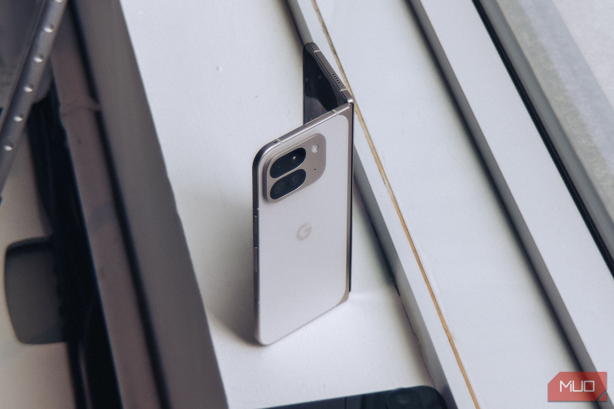 Pixel 9 Pro Fold màu trắng đứng