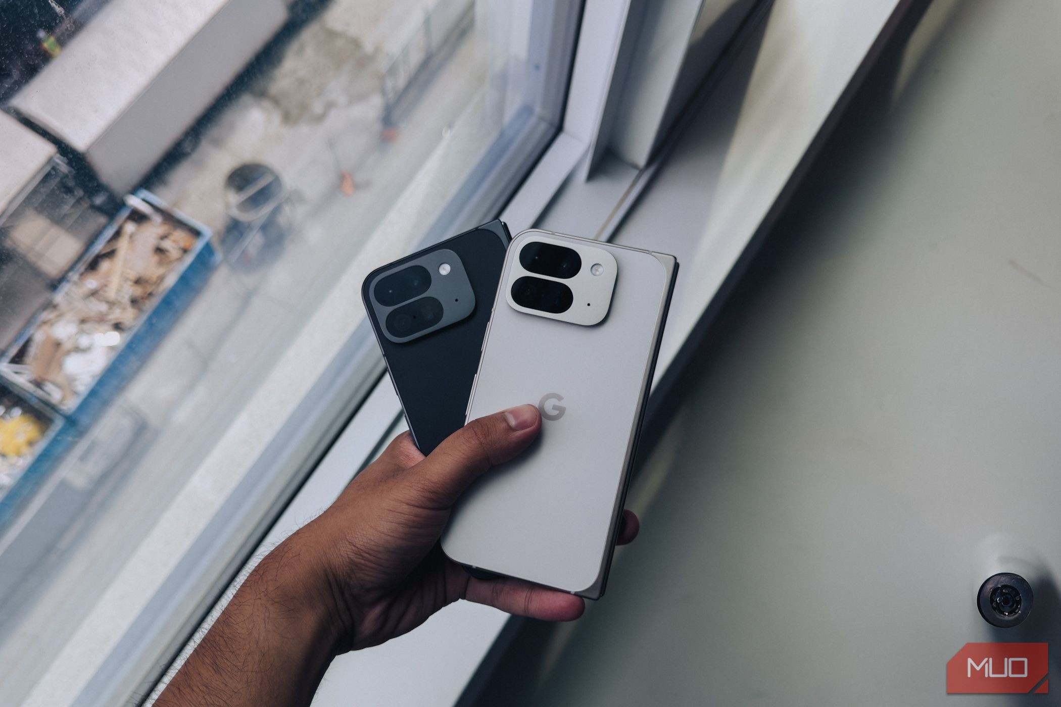 Pixel 9 Pro Fold màu trắng và đen trong tay