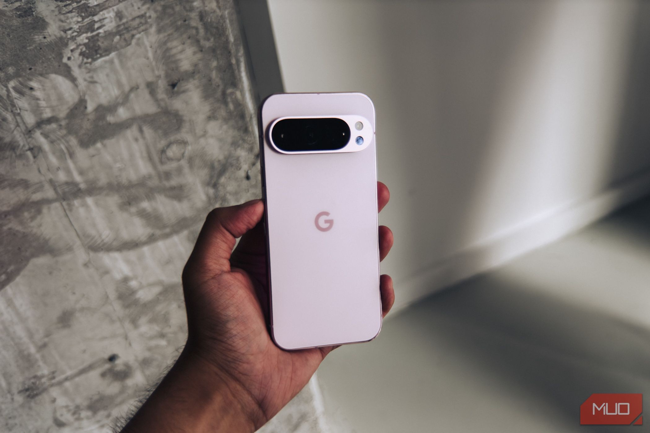 Pixel 9 Pro XL màu hồng trong tay