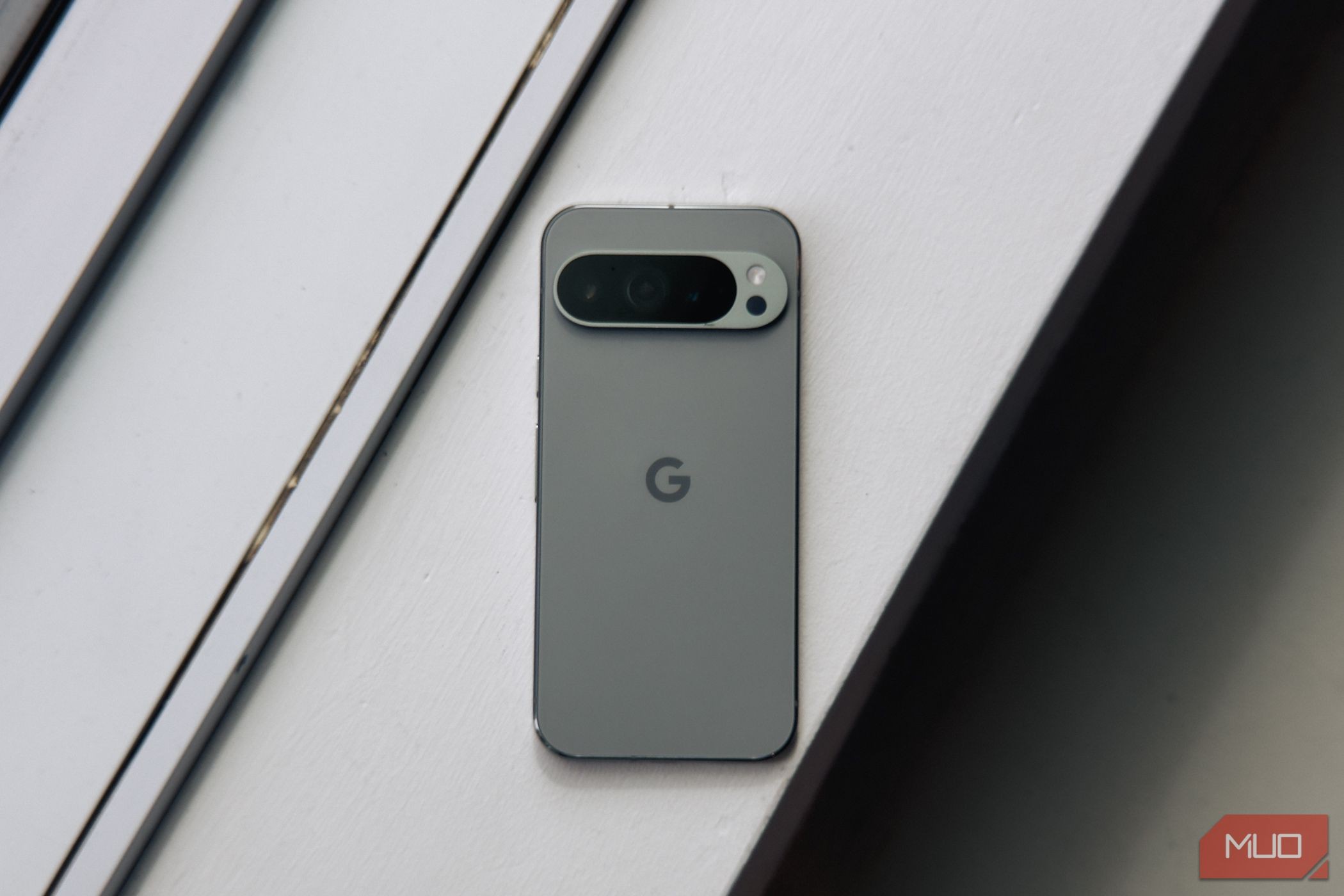 Pixel 9 Pro XL màu xanh lá cây trên nền trắng