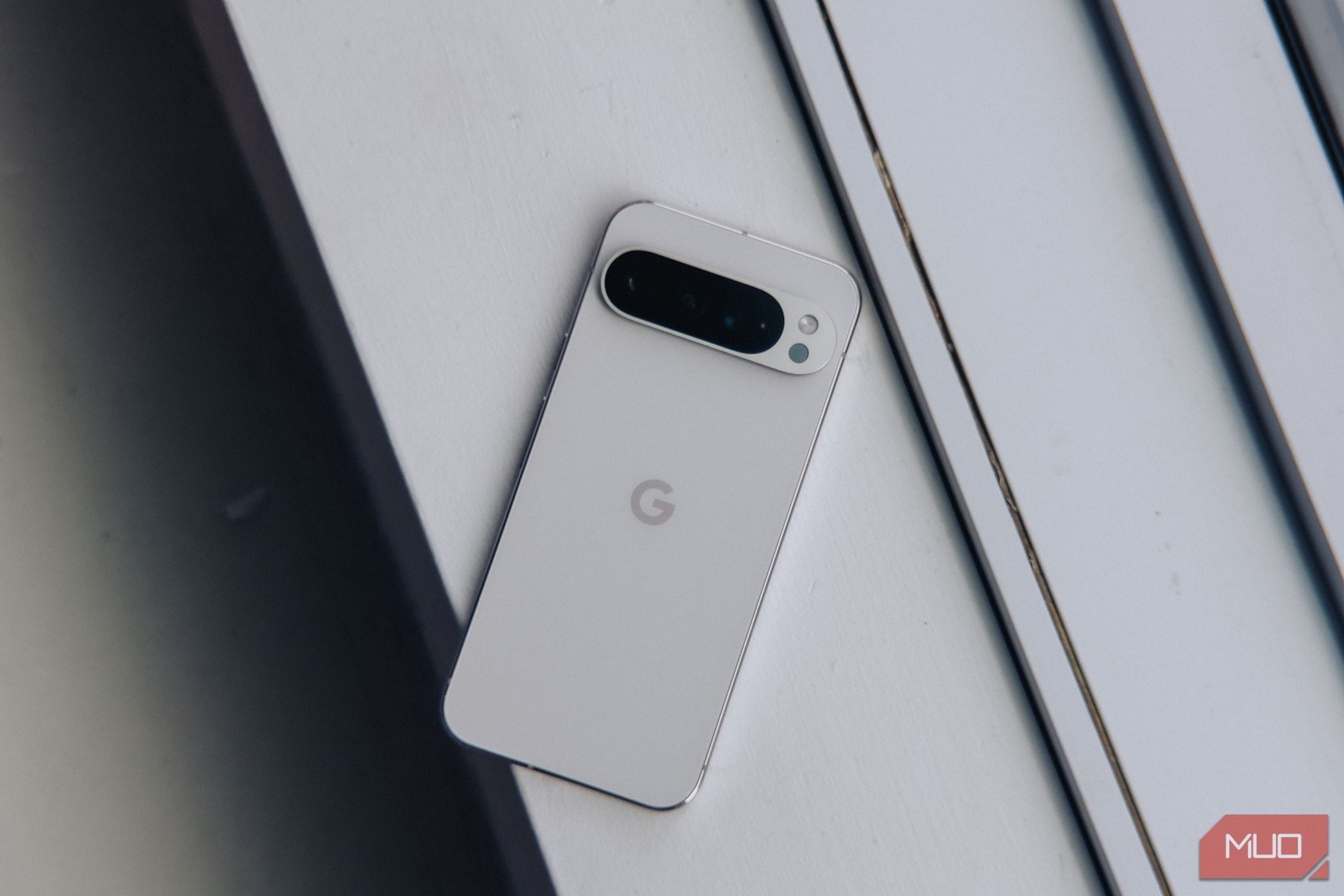 Pixel 9 Pro XL trên bệ