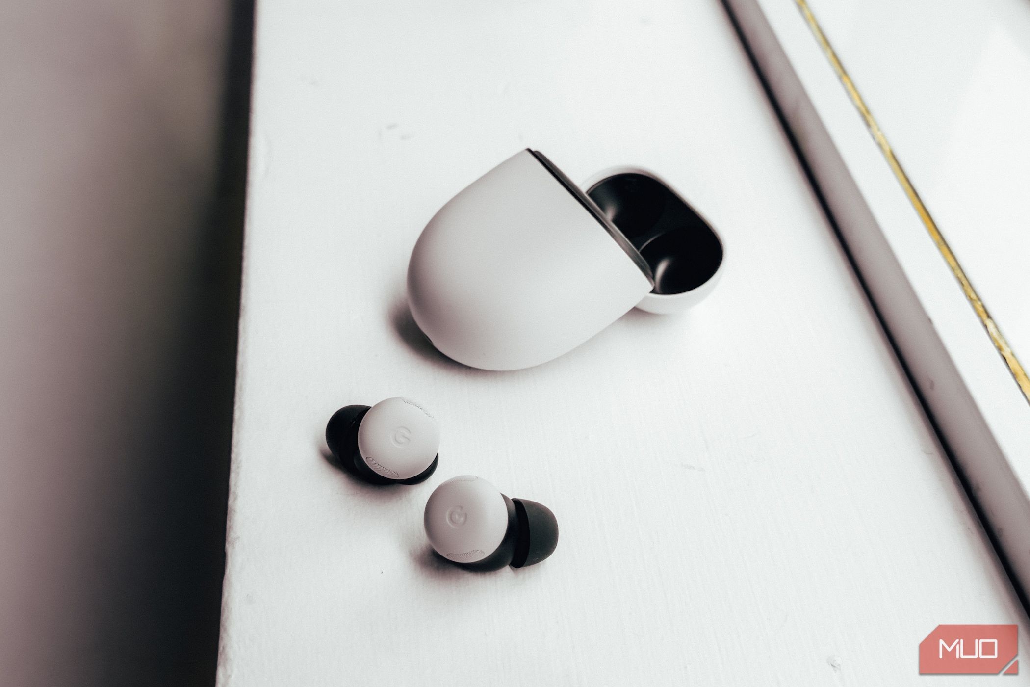 Pixel Buds Pro 2 màu trắng trên bề mặt trắng