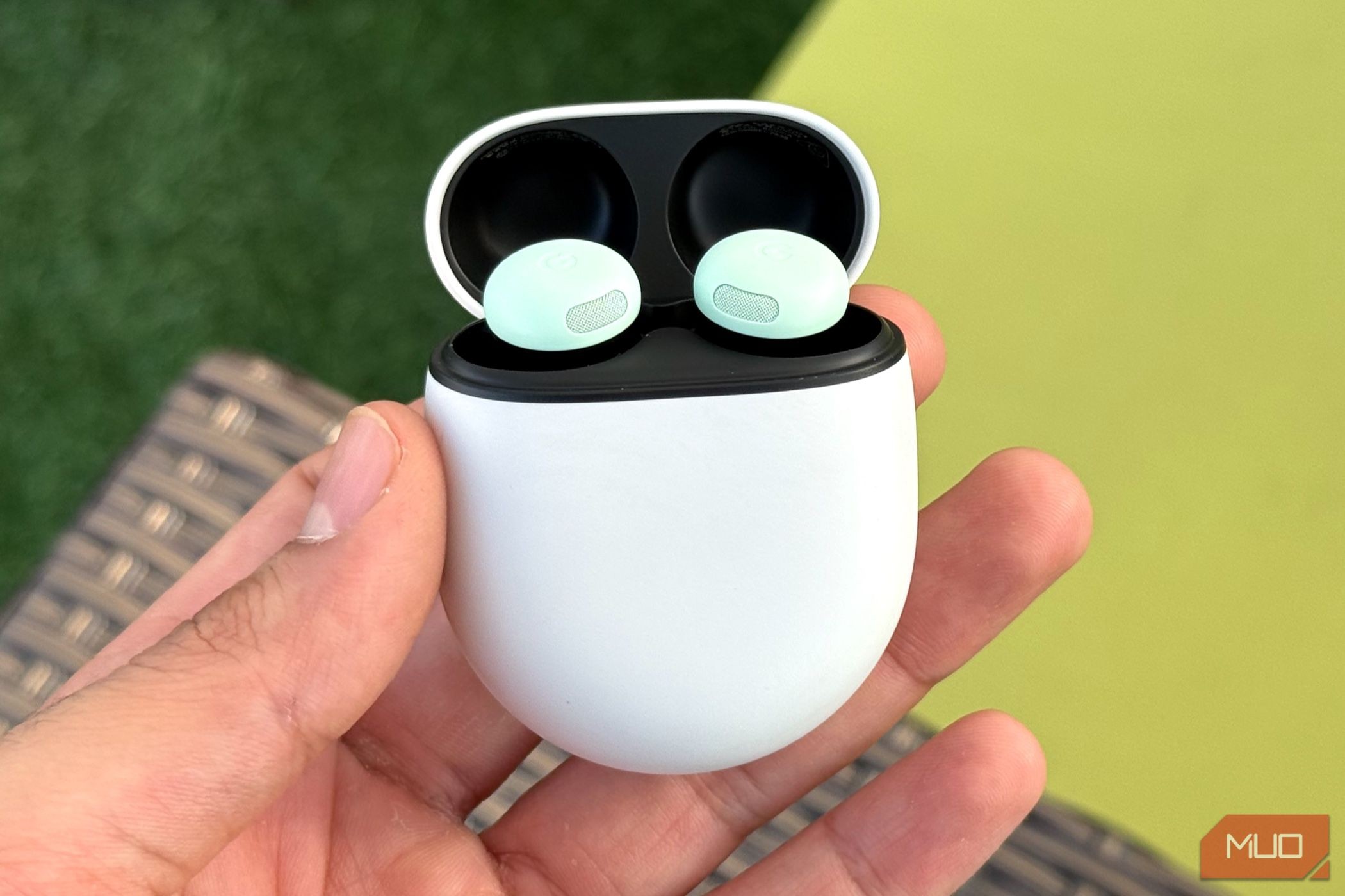 Pixel Buds Pro 2 trong tay