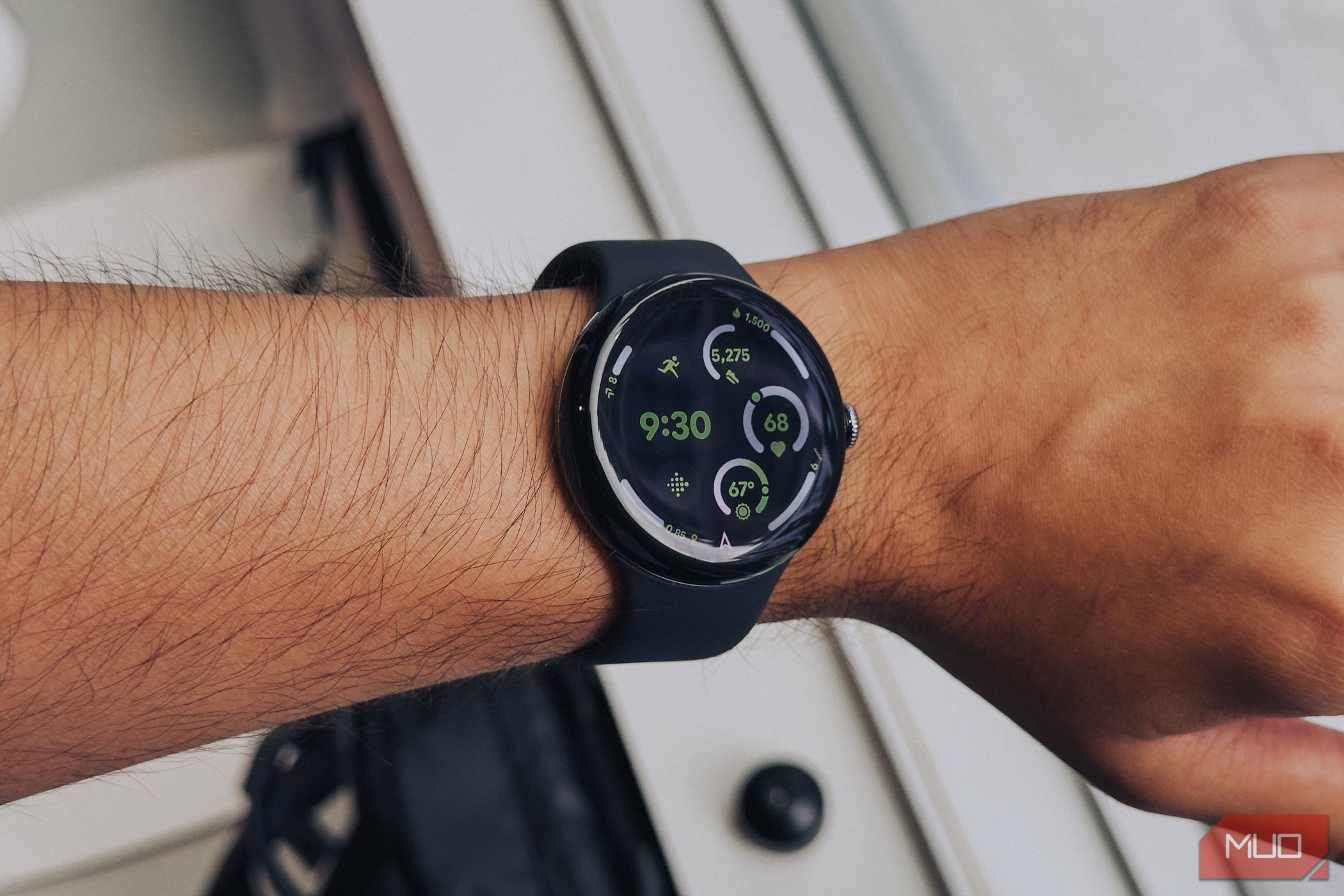Pixel Watch 3 XL đeo trên cổ tay