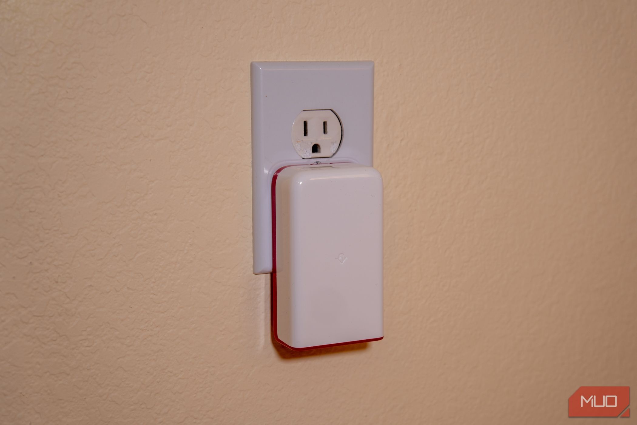 PlugBug 120 được cắm vào ổ điện mà không có dây cáp