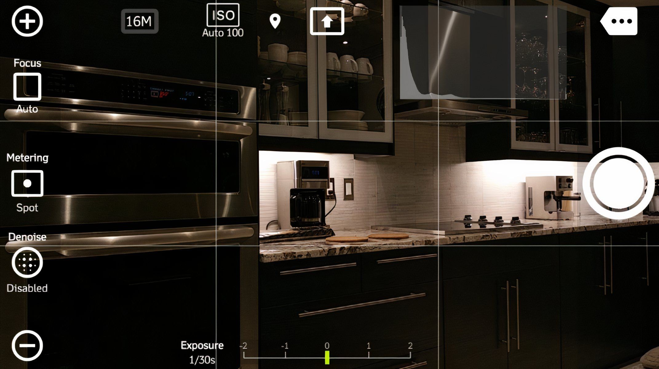 ProCamera cung cấp các tính năng chụp ảnh và quay video chất lượng cao