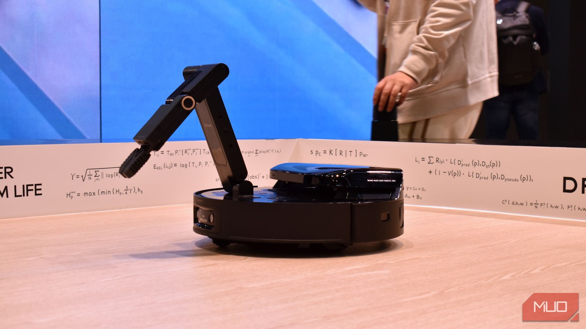 Prototype robot hút bụi với cánh tay nắm tại CES 2025