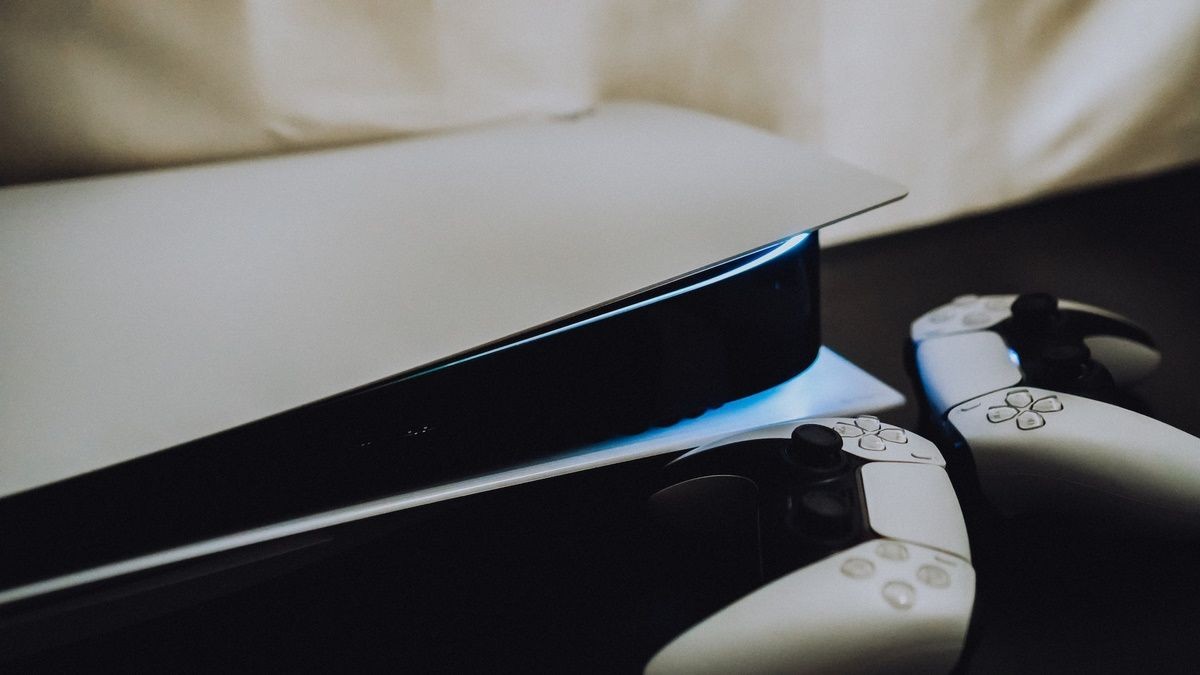PS5 và hai tay cầm