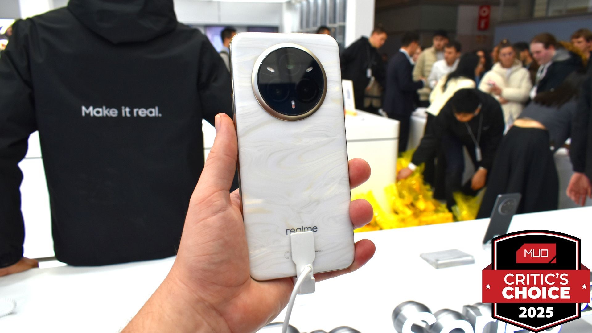 Realme 14 Pro+ 5G smartphone tại MWC 2025 với giải thưởng.
