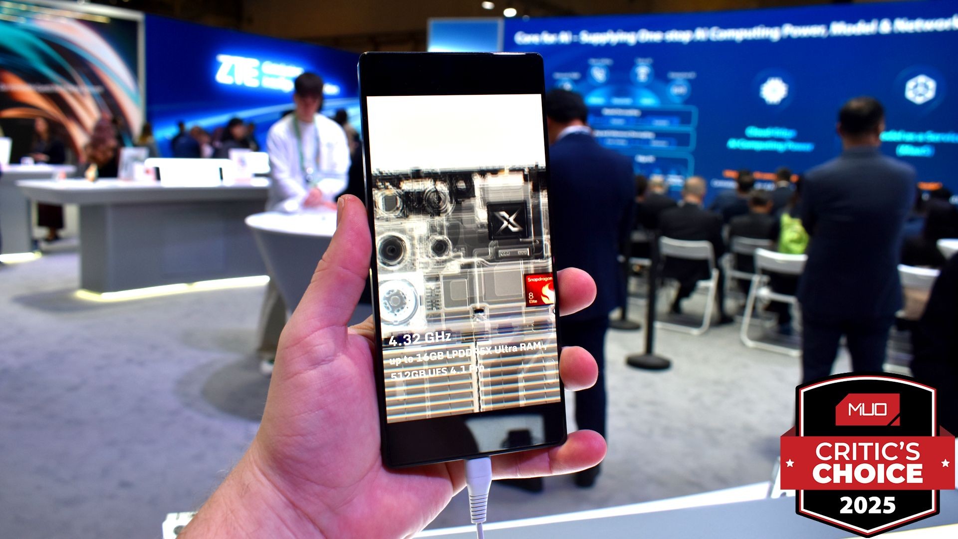 RedMagic 10 Pro smartphone tại MWC 2025 với giải thưởng.