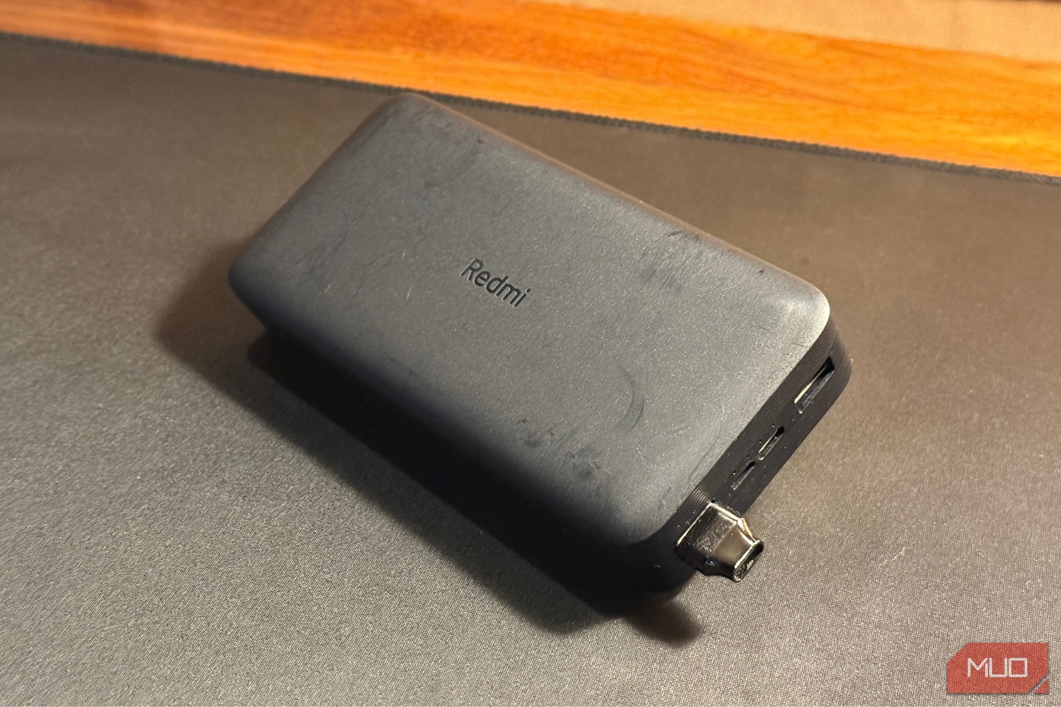 Redmi 20,000 mAh Power Bank đặt trên bàn