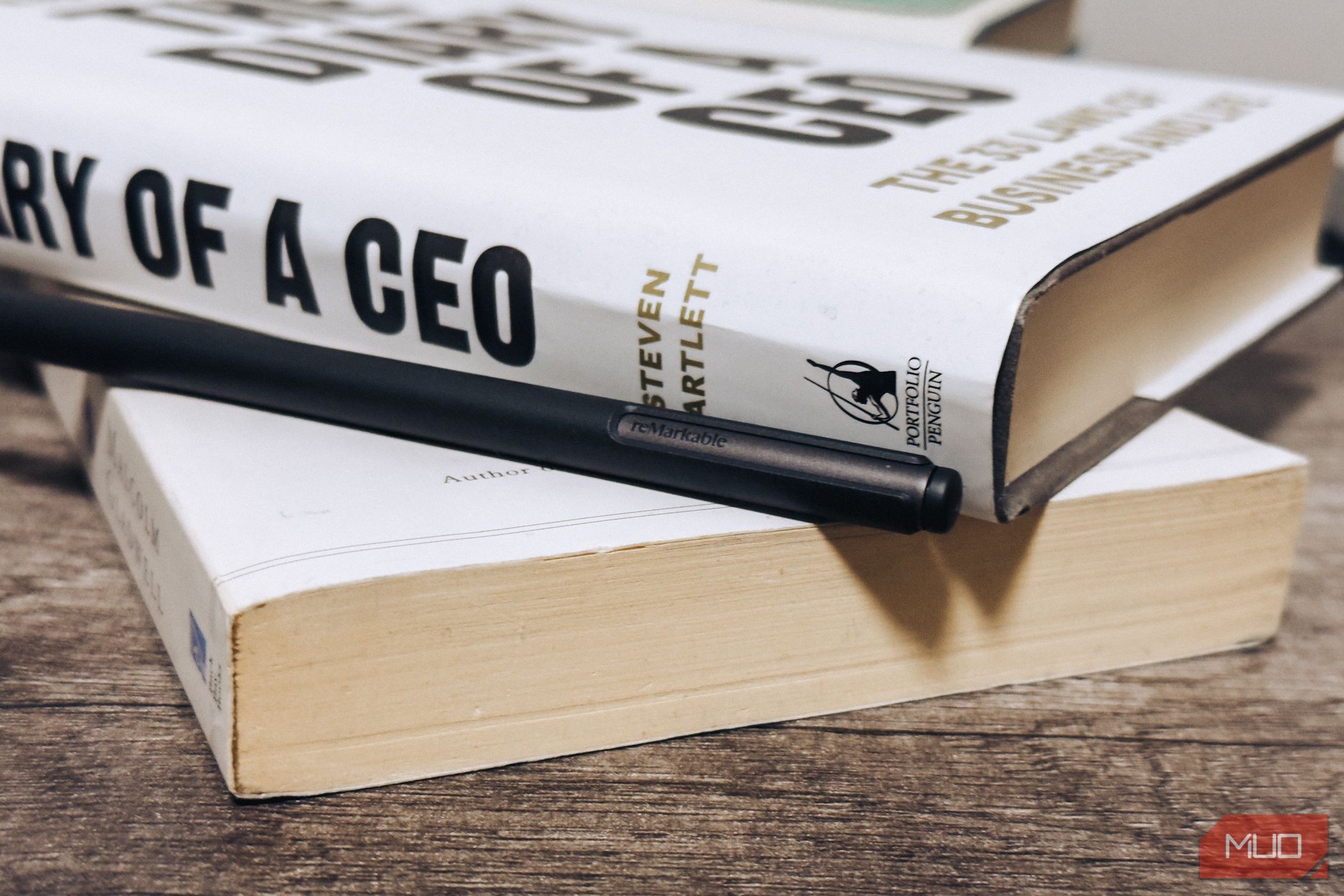 reMarkable Paper Pro Marker Plus gần logo.