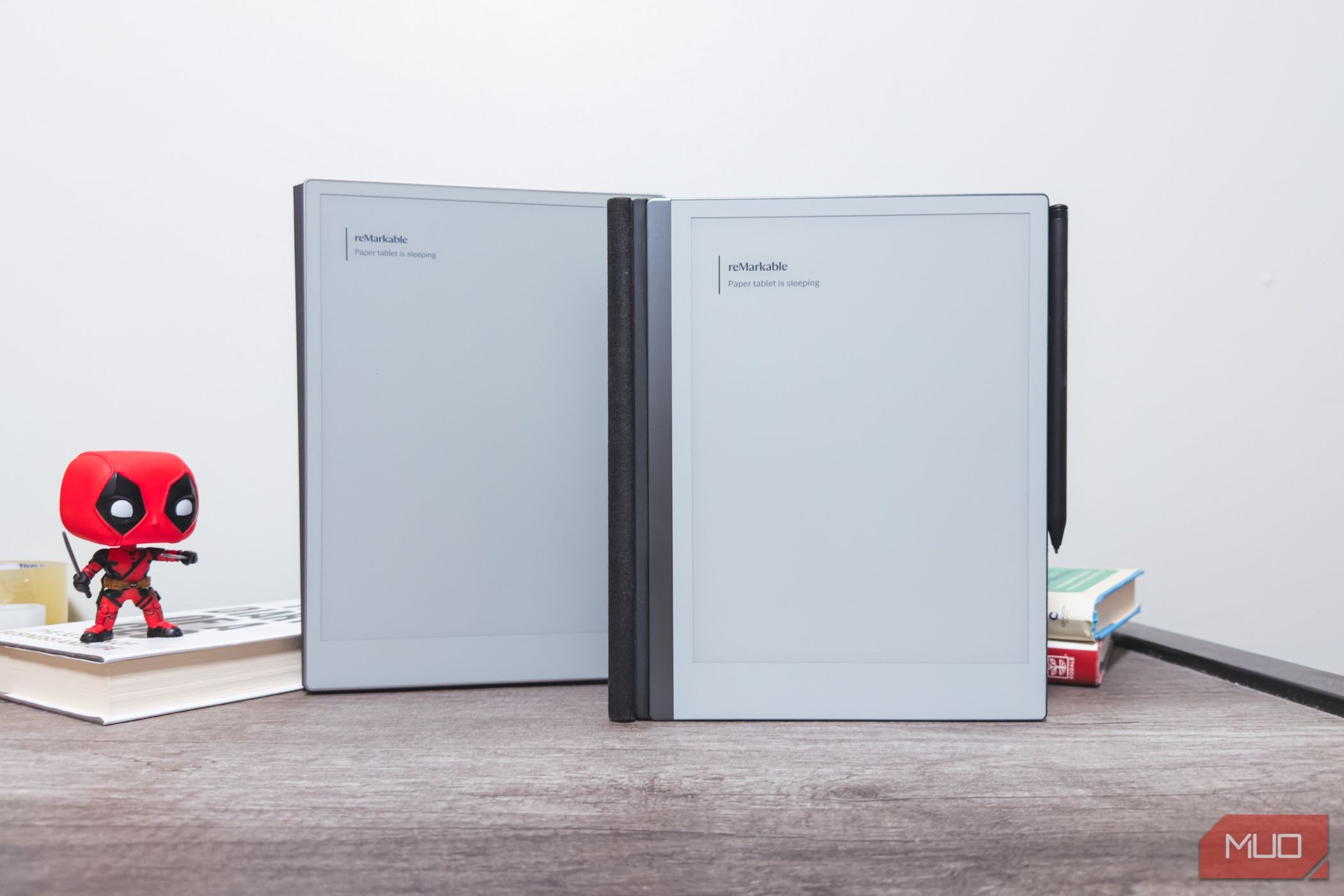 reMarkable Paper Pro với reMarkable 2 ở chế độ chờ