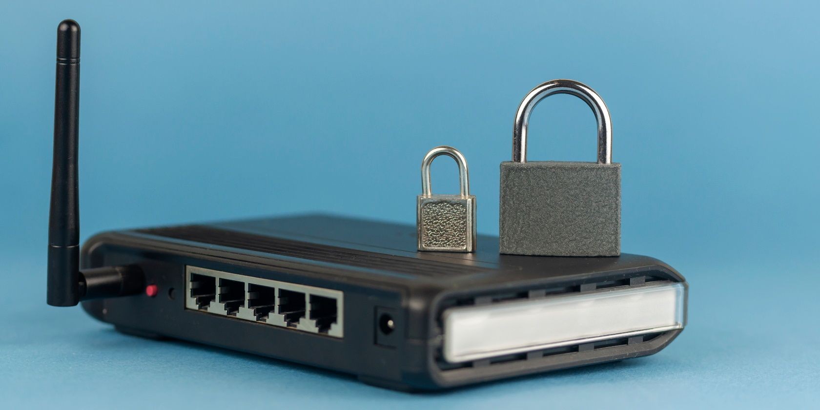 Router Wi-Fi với hai ổ khóa vật lý