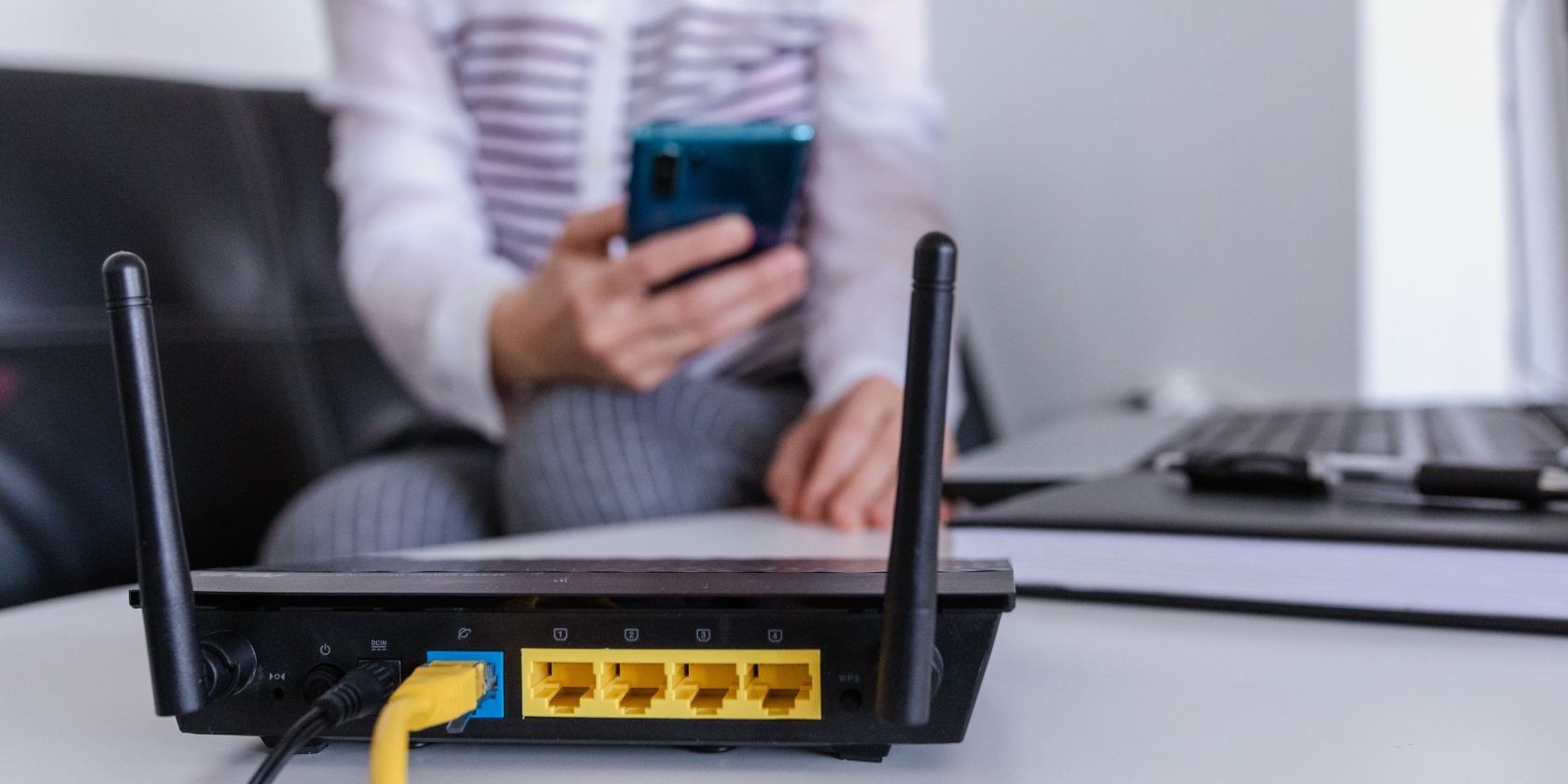 Router Wi-Fi với người đứng phía sau