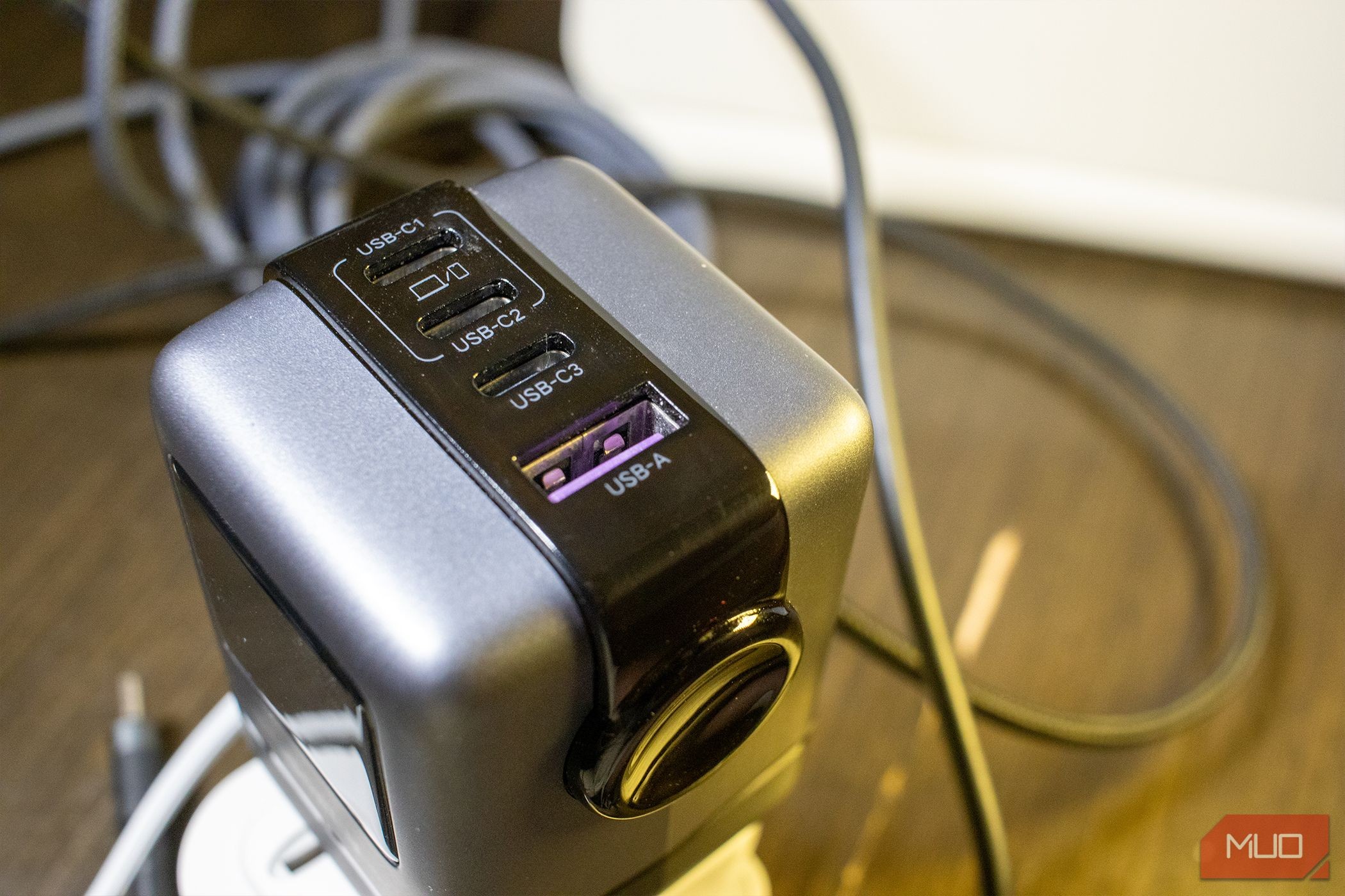 Sạc Ugreen Uno Charger 100W hiển thị bốn cổng USB