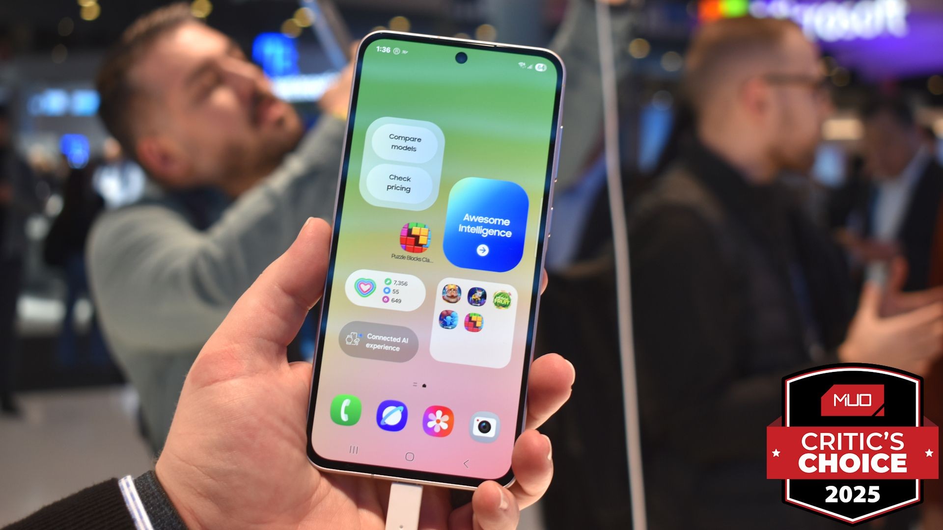 Samsung Galaxy A56 smartphone mặt trước tại MWC 2025 với giải thưởng.
