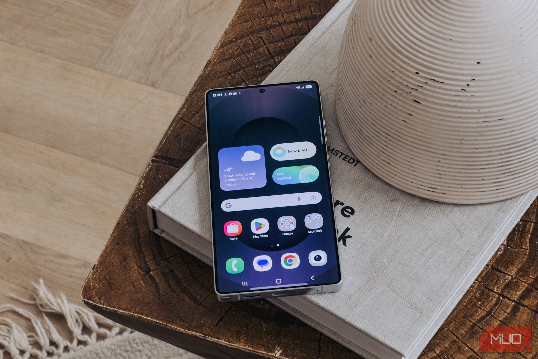 Samsung Galaxy S25 hiển thị Daily Brief trên màn hình chính