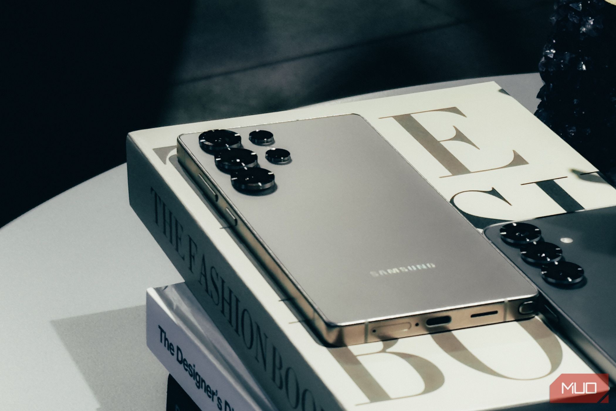 Samsung Galaxy S25 màu Silver Shadow góc nghiêng trên sách