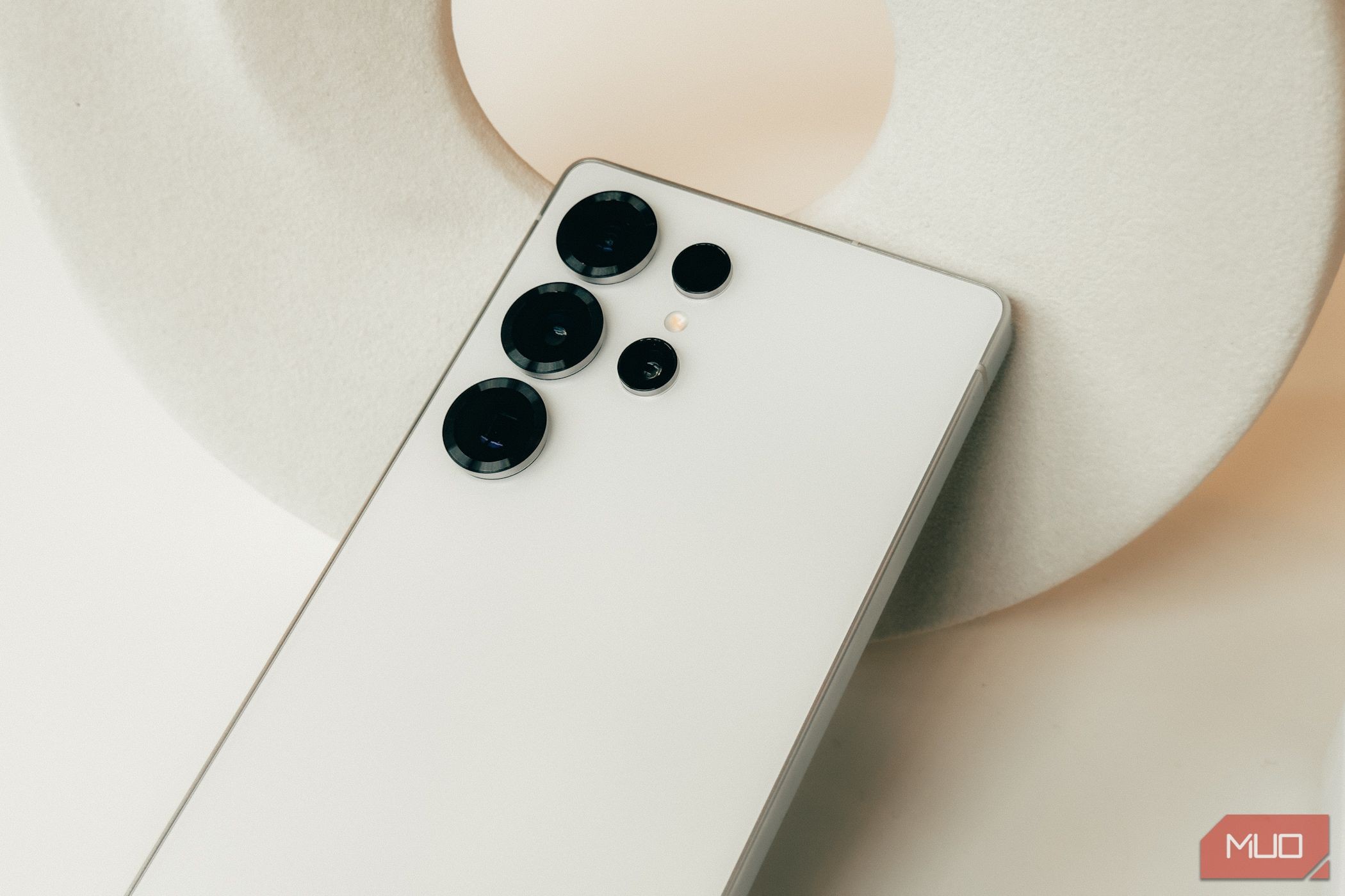 Samsung Galaxy S25 trong màu trắng camera cận cảnh.