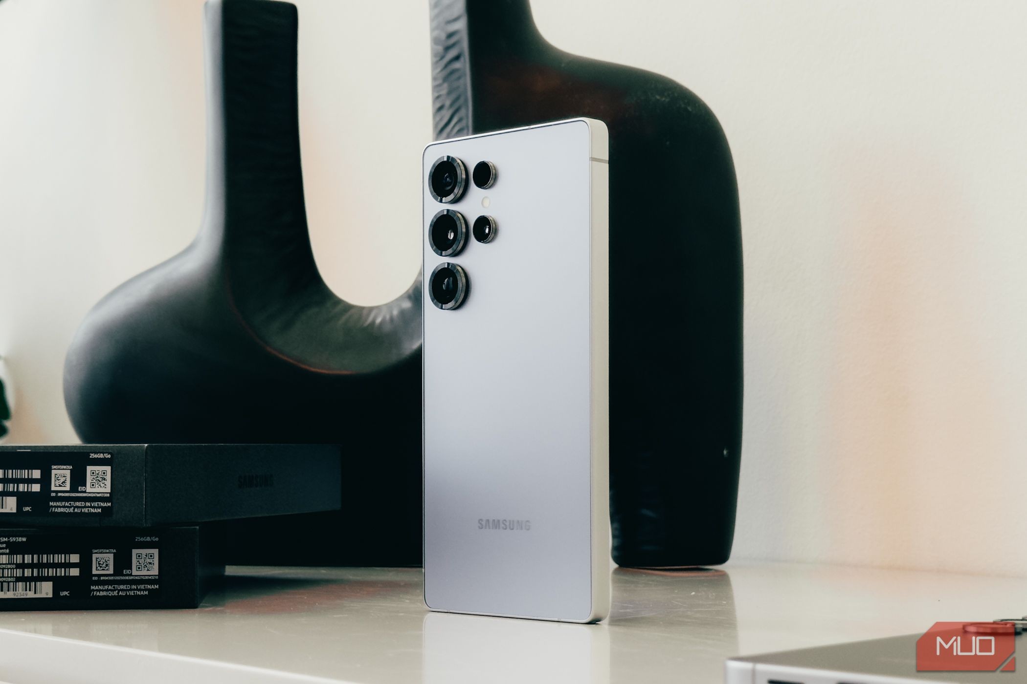 Samsung Galaxy S25 Ultra trên nền trắng.