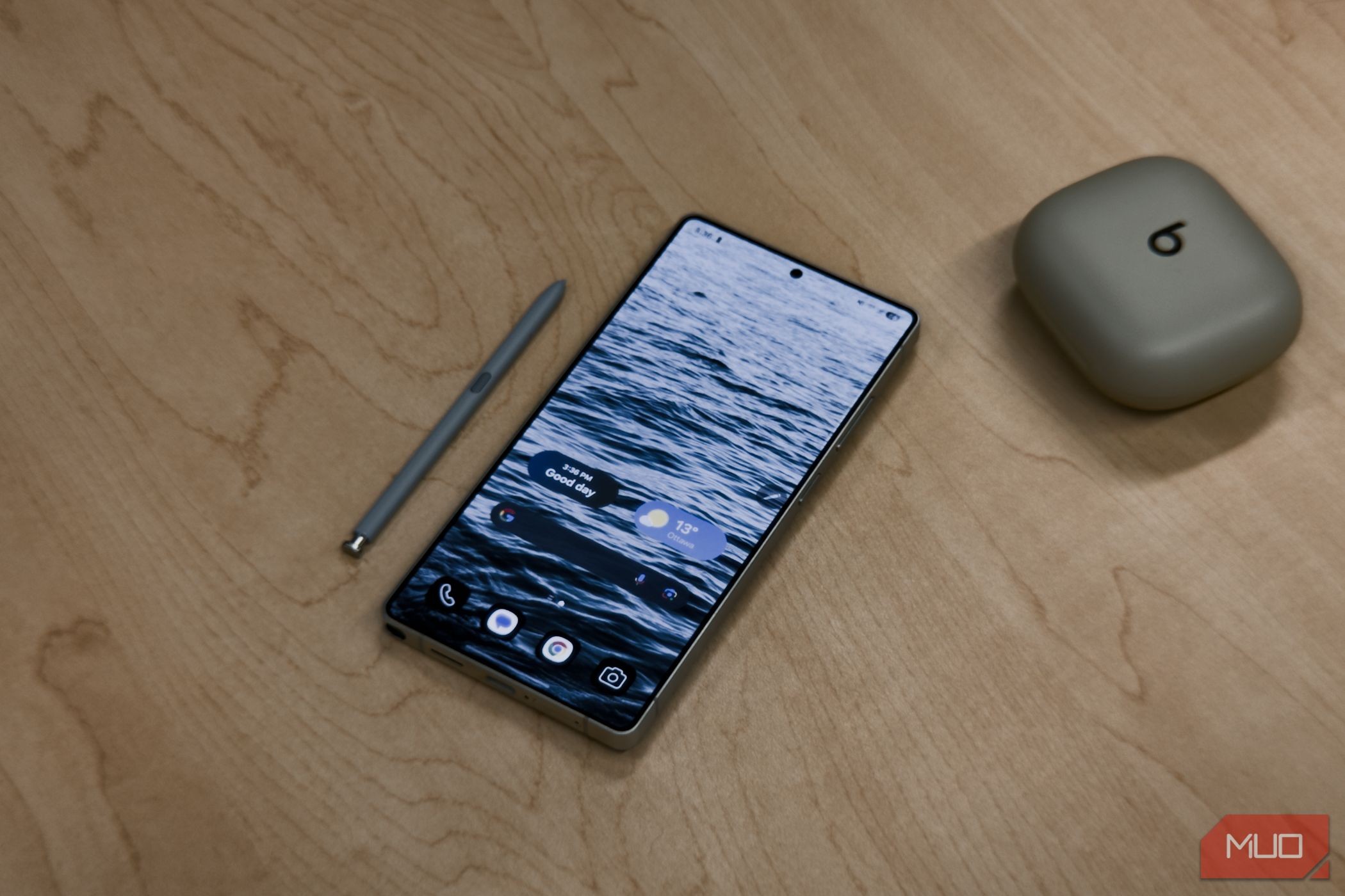 Samsung Galaxy S25 Ultra với S-Pen trên bàn gỗ.