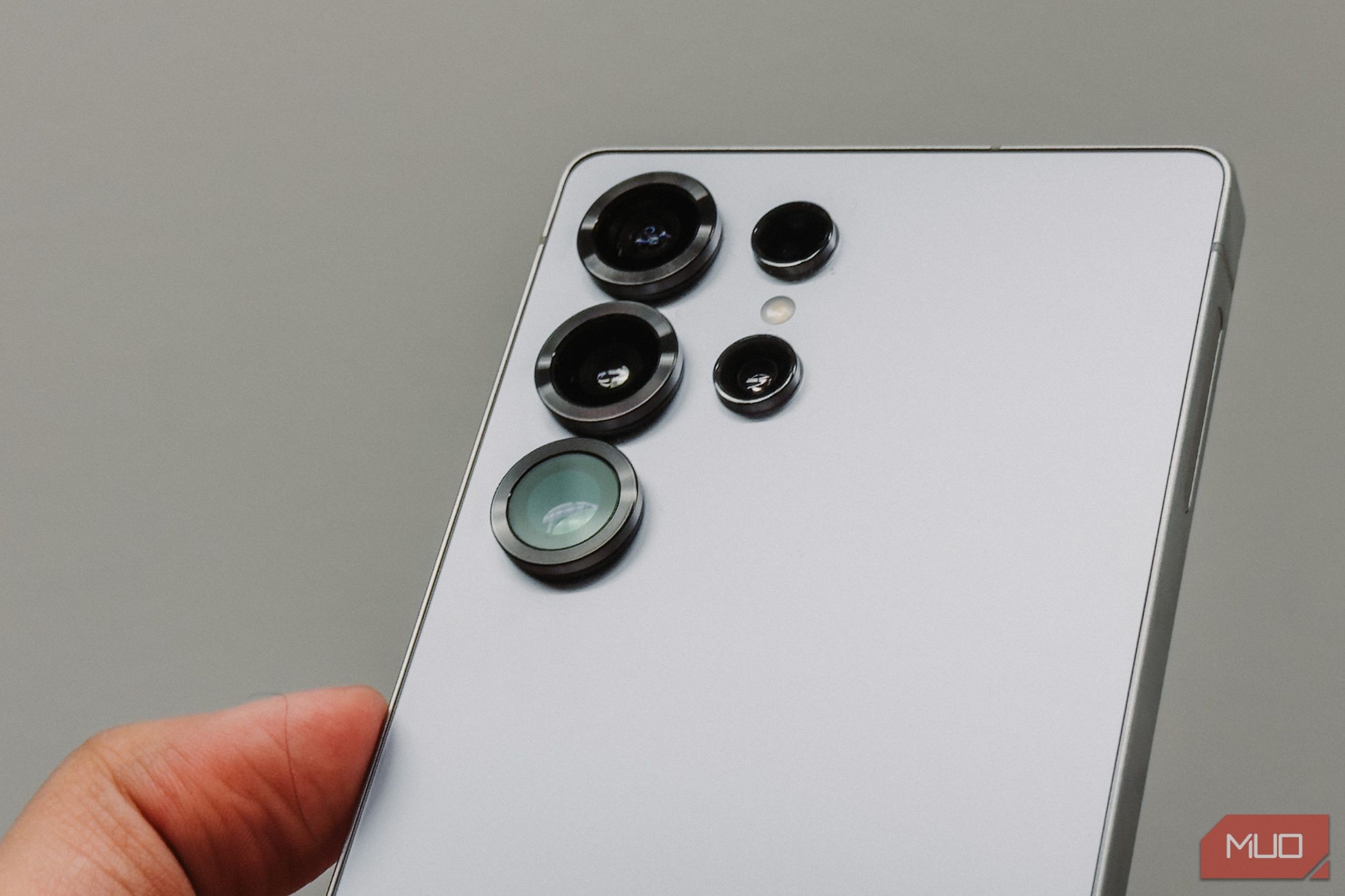 Samsung Galaxy S25 Ultra vòng tròn camera cận cảnh.