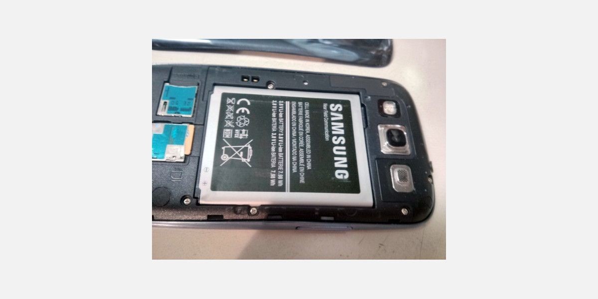 Samsung Galaxy với pin được lộ ra.