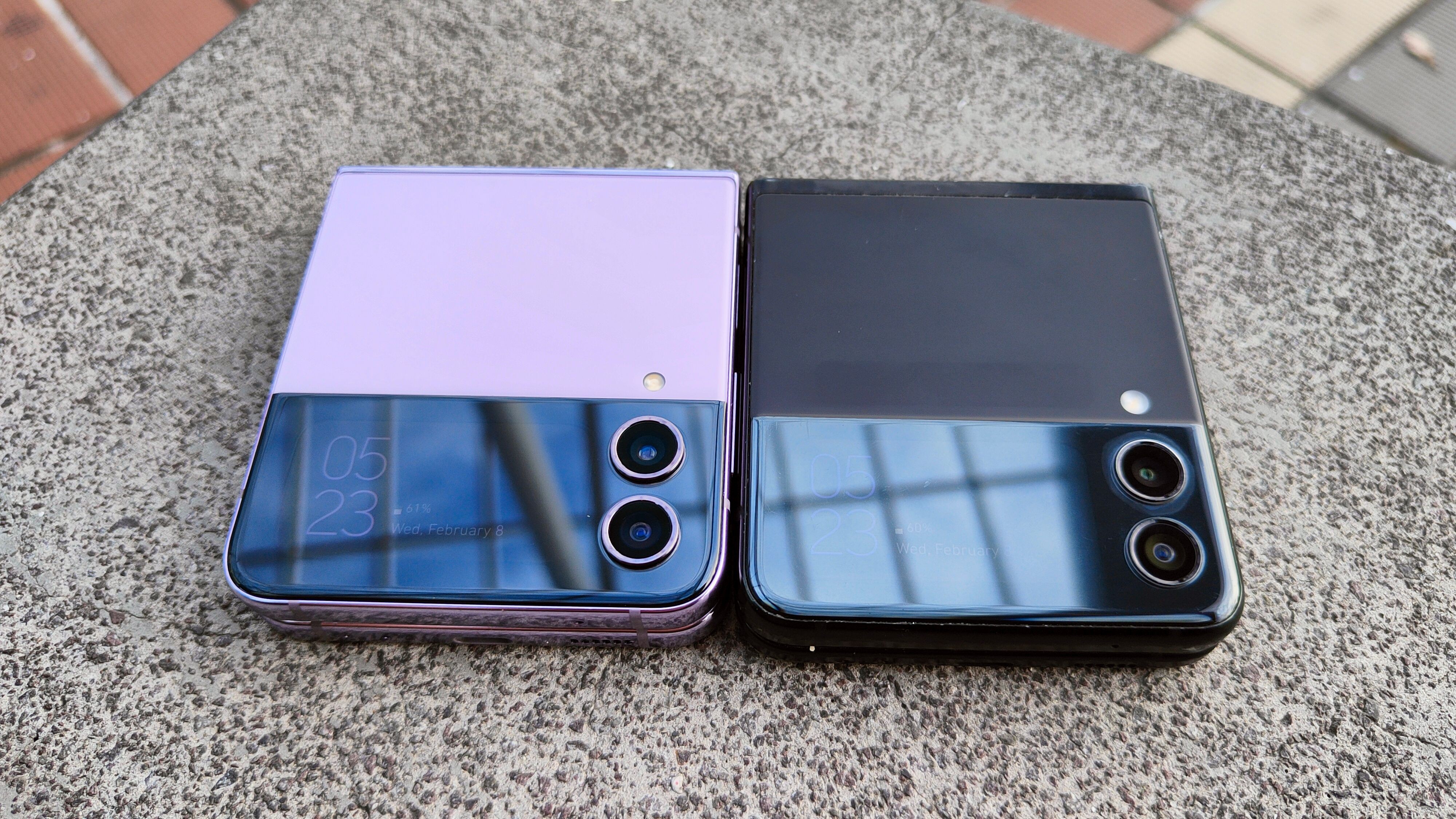 Samsung Galaxy Z Flip 4 và Z Flip 3 so sánh mặt trước