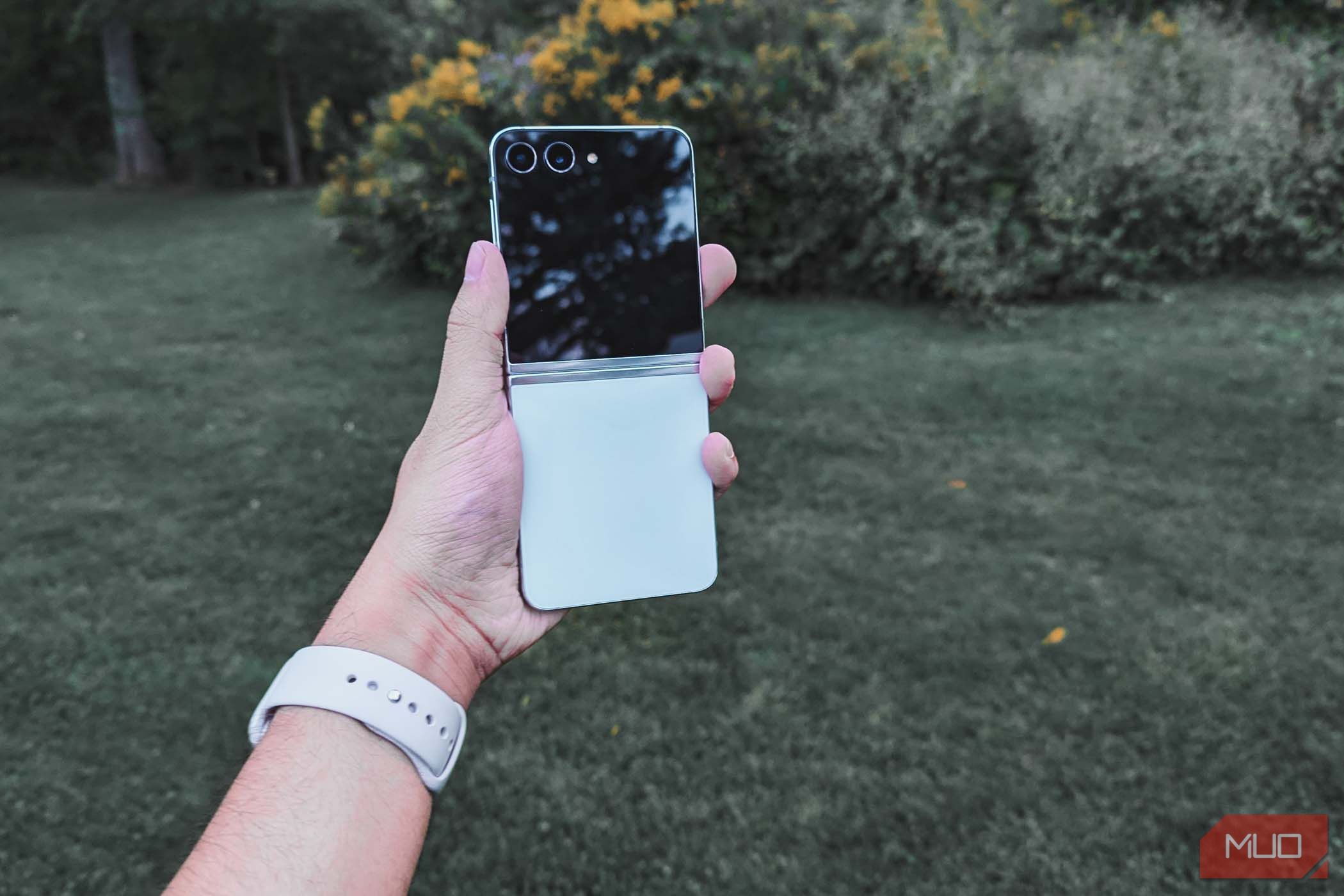 Samsung Galaxy Z Flip5 - Cầm trên tay