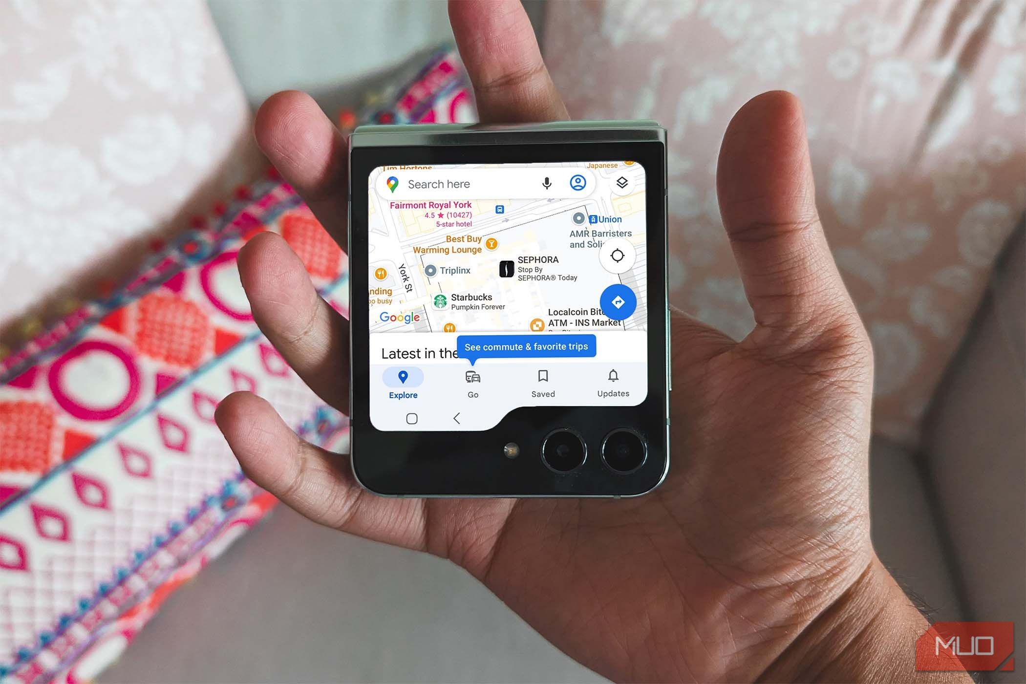 Samsung Galaxy Z Flip5 - Màn hình bên ngoài hiển thị Google Maps