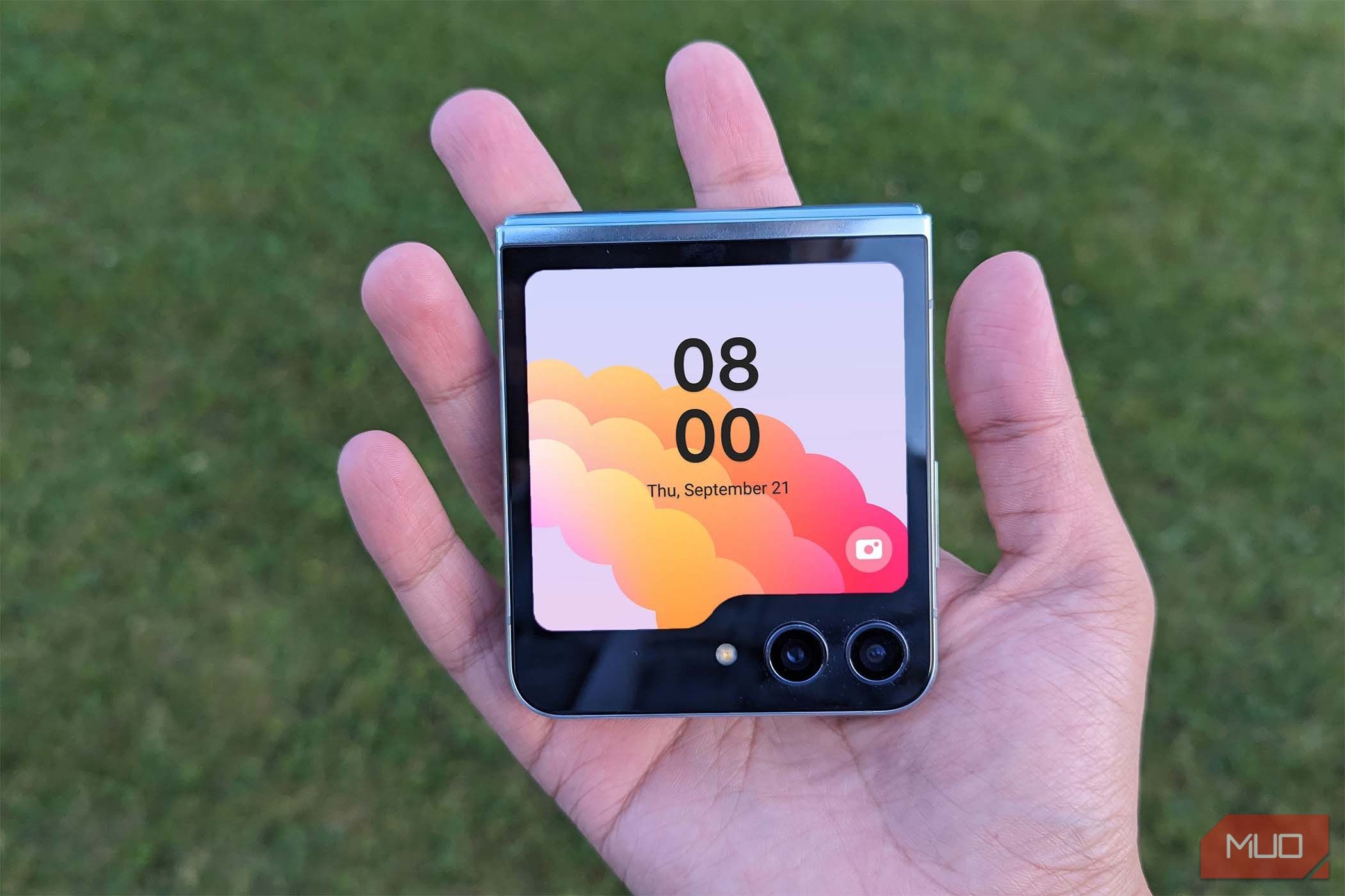 Samsung Galaxy Z Flip5 - Màn hình bên ngoài