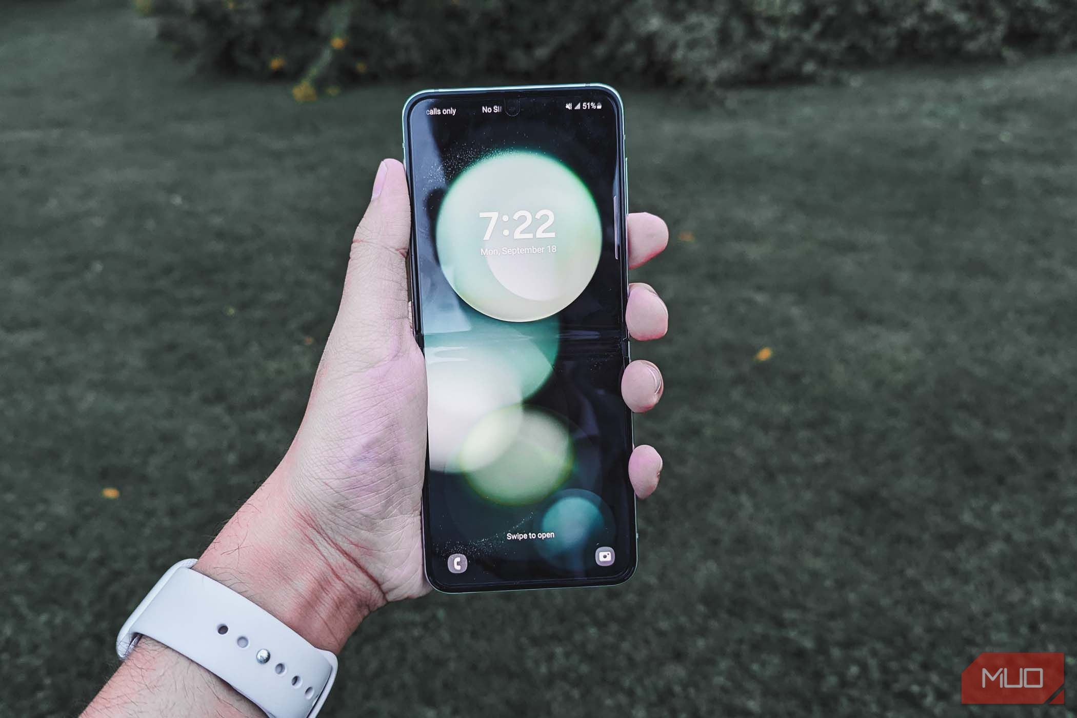 Samsung Galaxy Z Flip5 - Màn hình chính khi mở ra