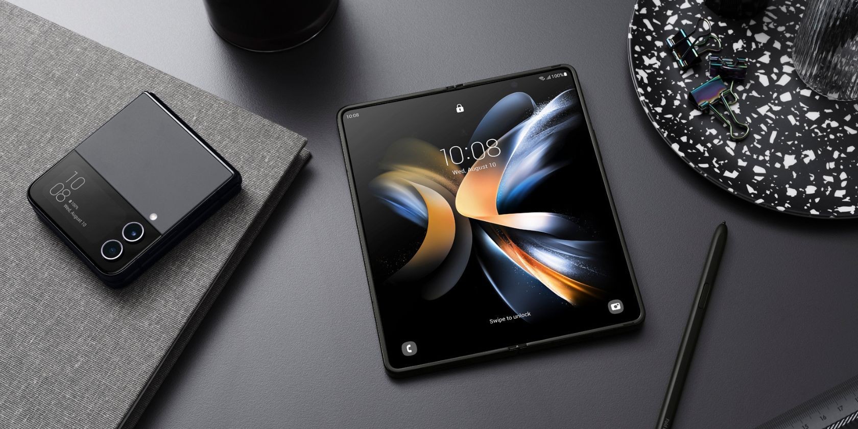 Samsung Galaxy Z Fold 4 và Flip 4 trên bàn màu xám