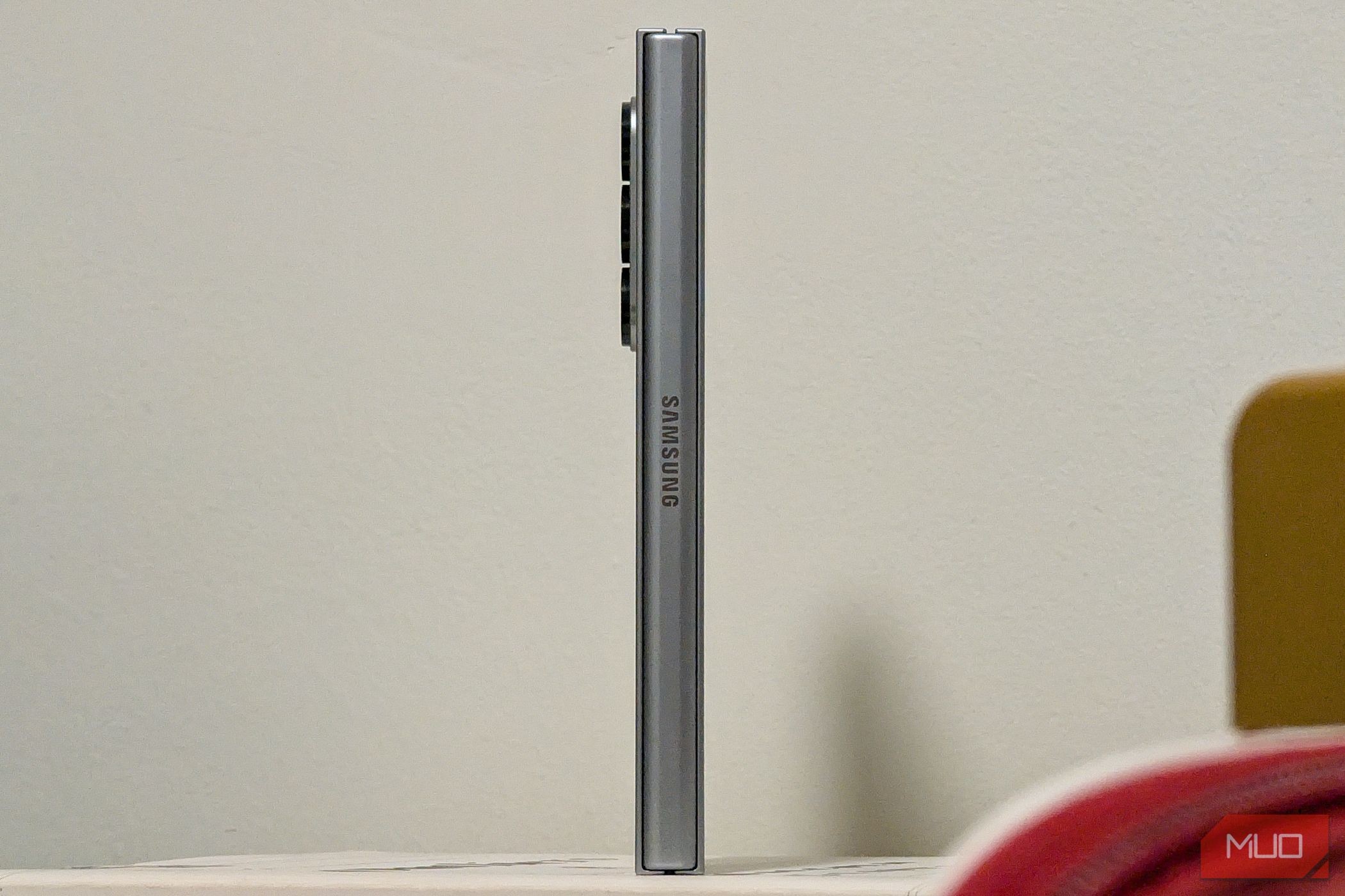 Samsung Galaxy Z Fold 6 bản lề trên đống sách