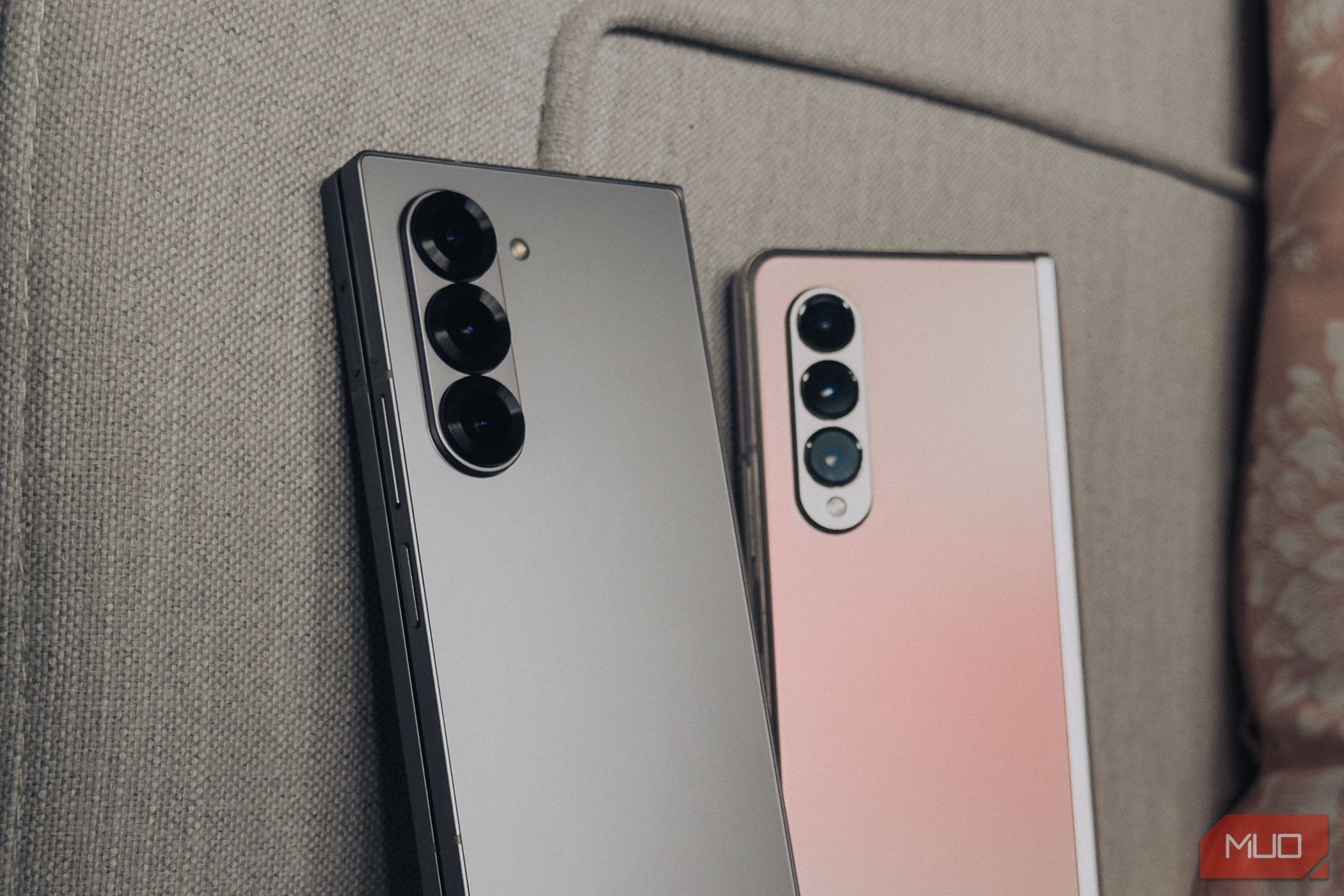 Samsung Galaxy Z Fold 6 bên cạnh Galaxy Z Fold 3