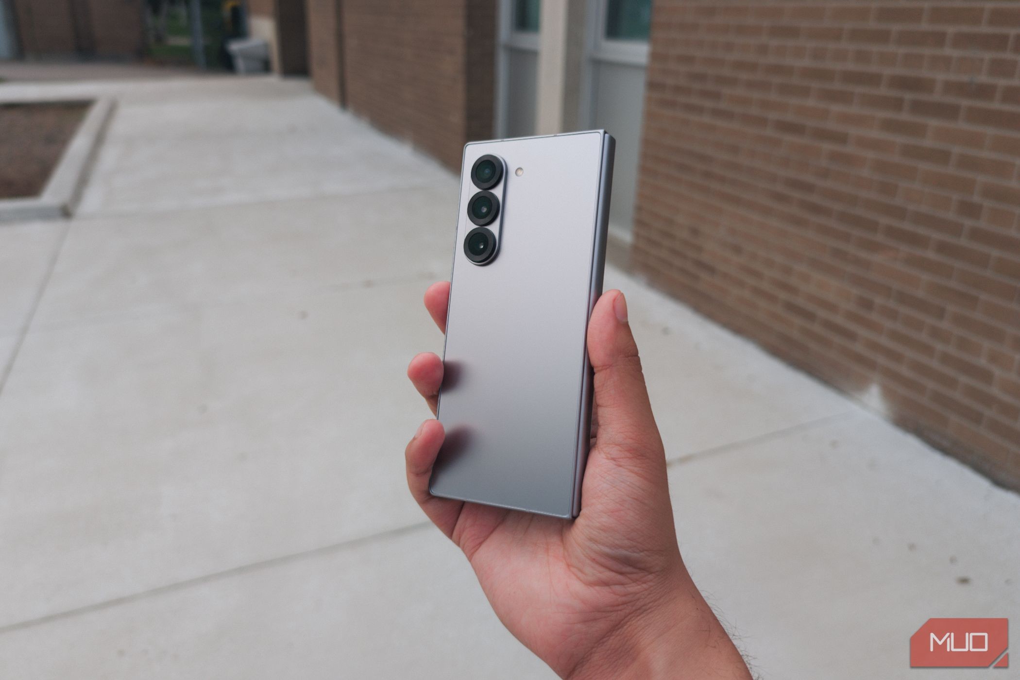 Samsung Galaxy Z Fold 6 gập lại trong tay