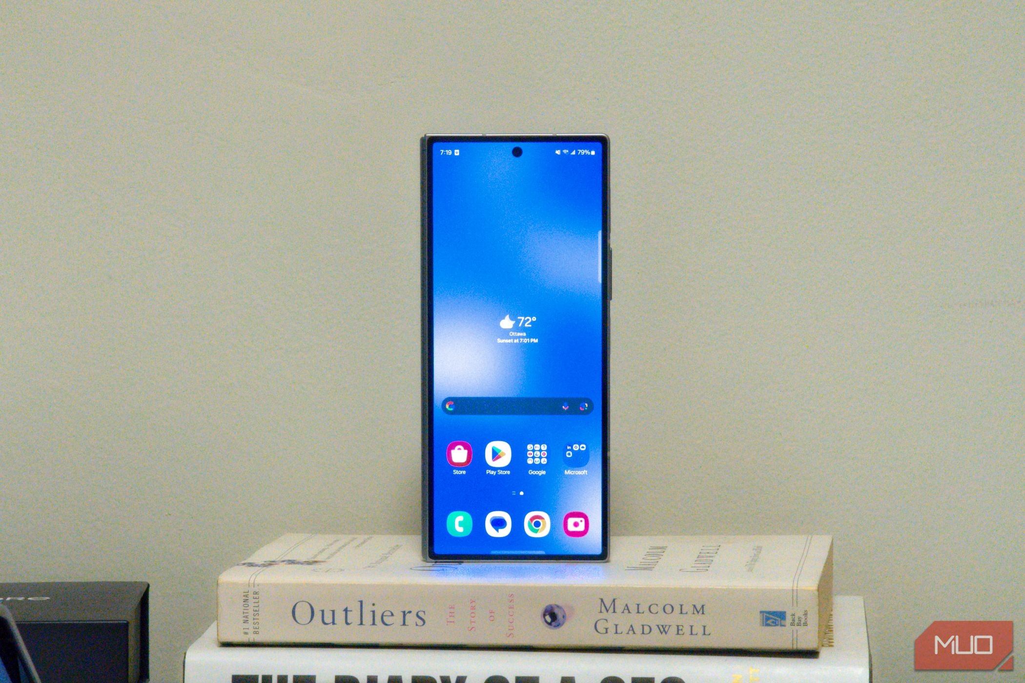 Samsung Galaxy Z Fold 6 màn hình ngoài trên đống sách