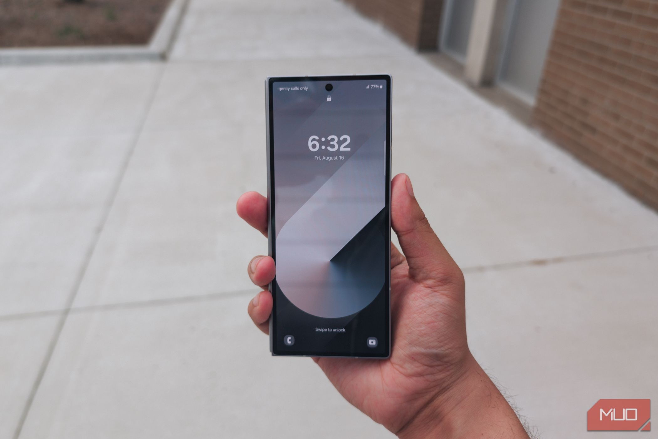 Samsung Galaxy Z Fold 6 màn hình ngoài trong tay
