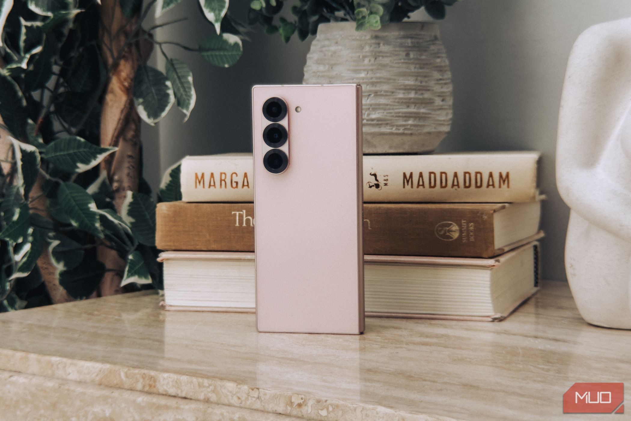 Samsung Galaxy Z Fold 6 màu Hồng trên bàn