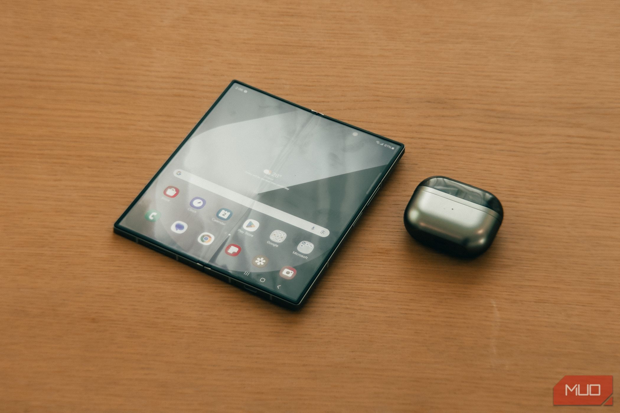 Samsung Galaxy Z Fold 6 mở rộng trên bàn gỗ với Buds 3 Pro