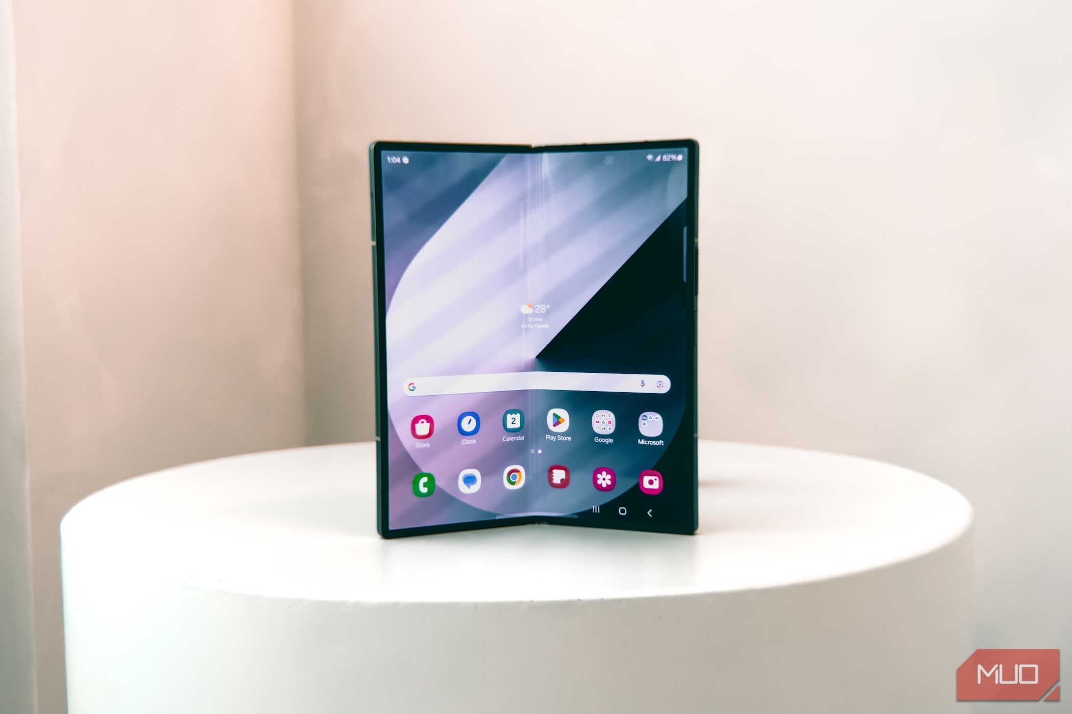 Samsung Galaxy Z Fold 6 mở rộng trên bàn trắng