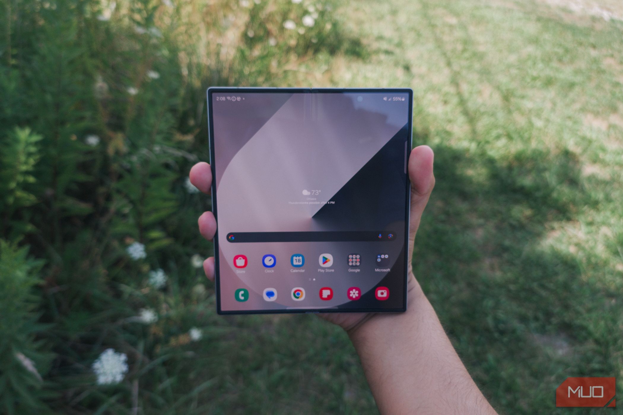 Samsung Galaxy Z Fold 6 mở rộng trong tay